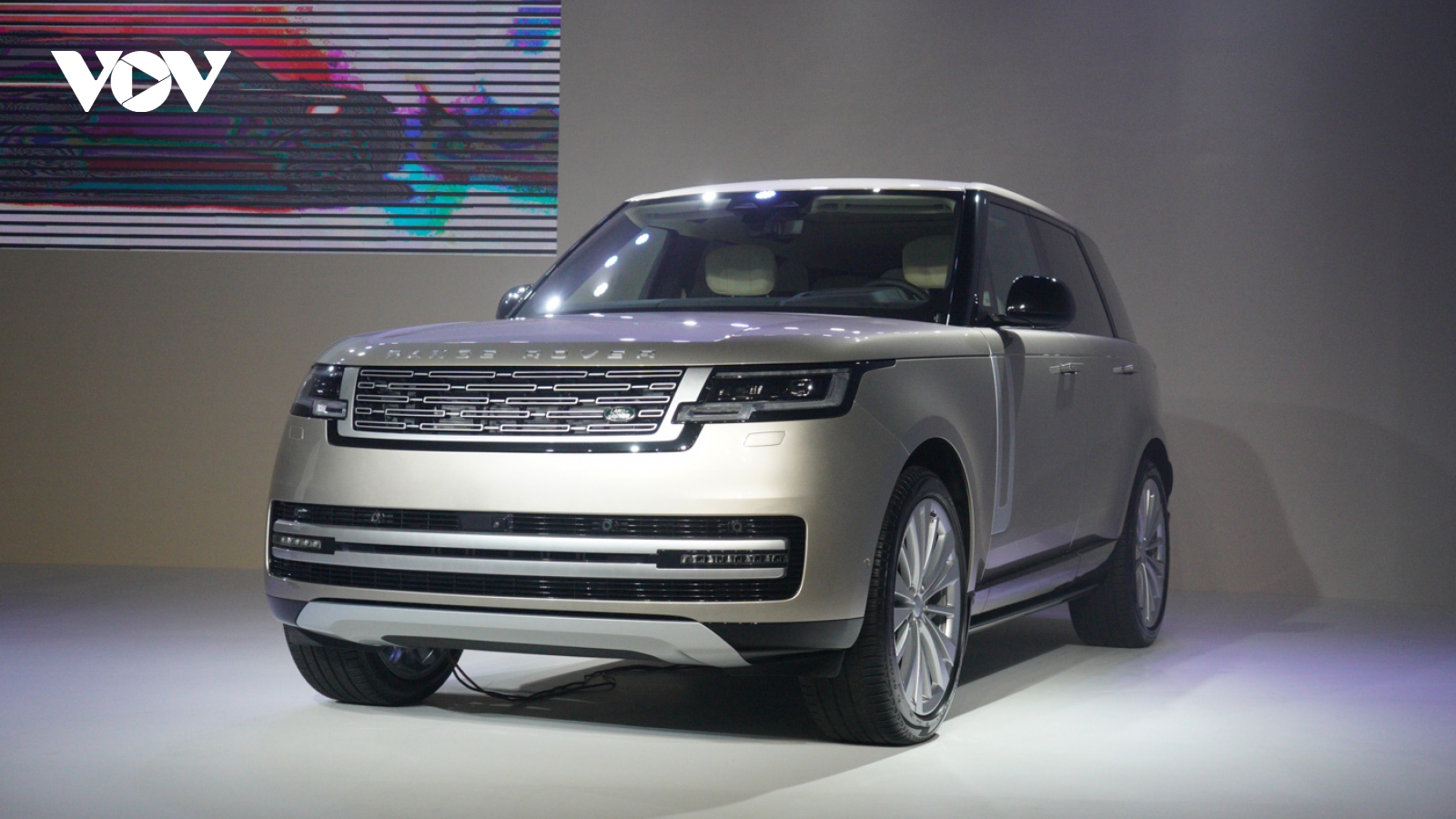 Land Rover ra mắt Range Rover thế hệ mới với giá từ 11,189 tỷ đồng