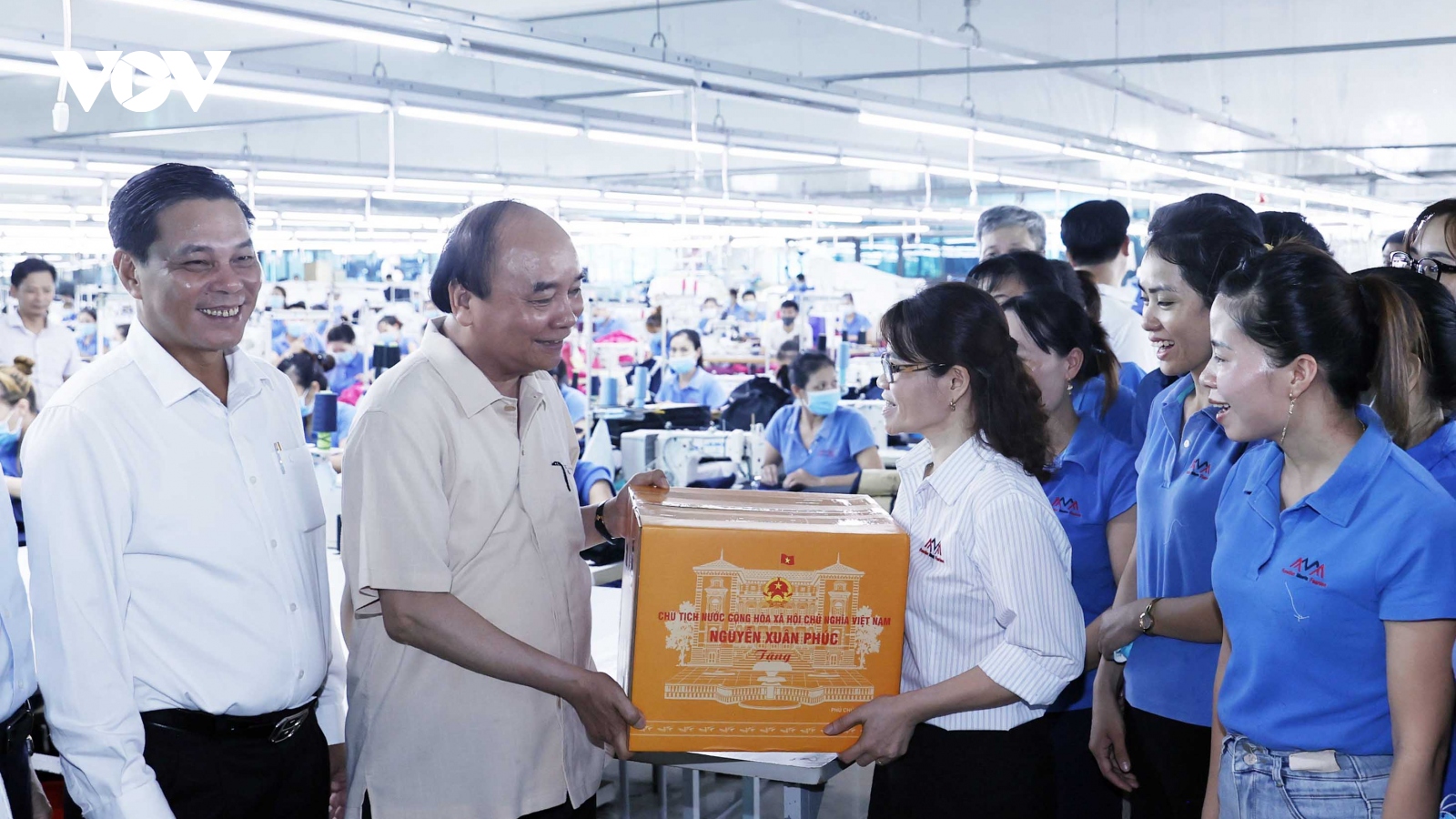 Chủ tịch nước thăm mô hình dệt may sản xuất kinh doanh hiệu quả tại Hải Phòng