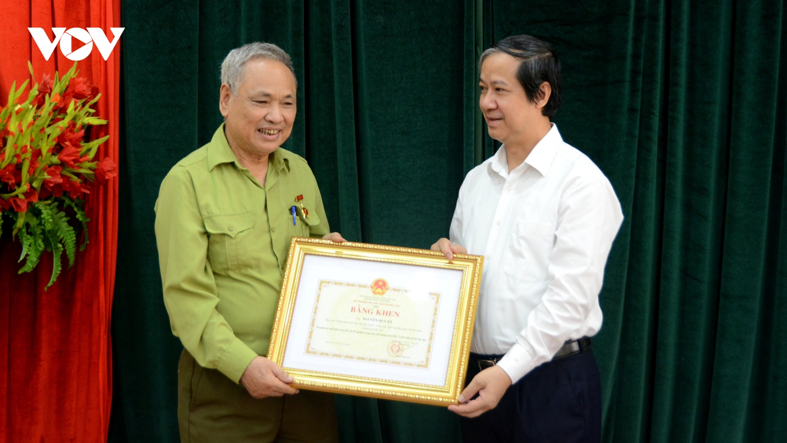 Bộ trưởng Bộ GD-ĐT tặng bằng khen cho cụ ông 82 tuổi đỗ tốt nghiệp