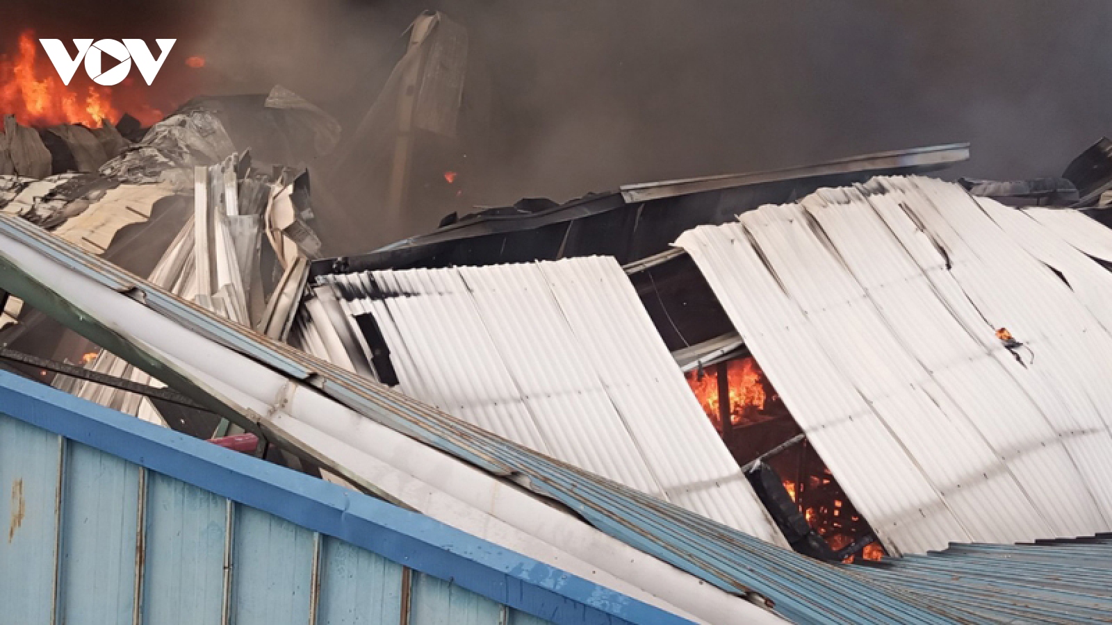 Cháy xưởng sản xuất rộng 2000m2 ở Bình Dương, cột khói cao hàng chục mét
