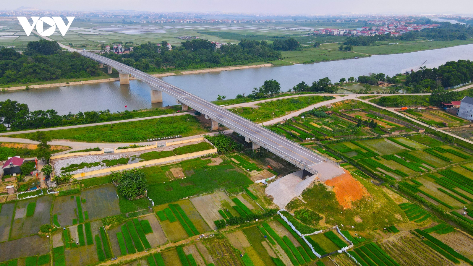 Cây cầu "cụt" trăm tỷ ở Bắc Giang xây xong 2 năm vẫn để "trưng bày"