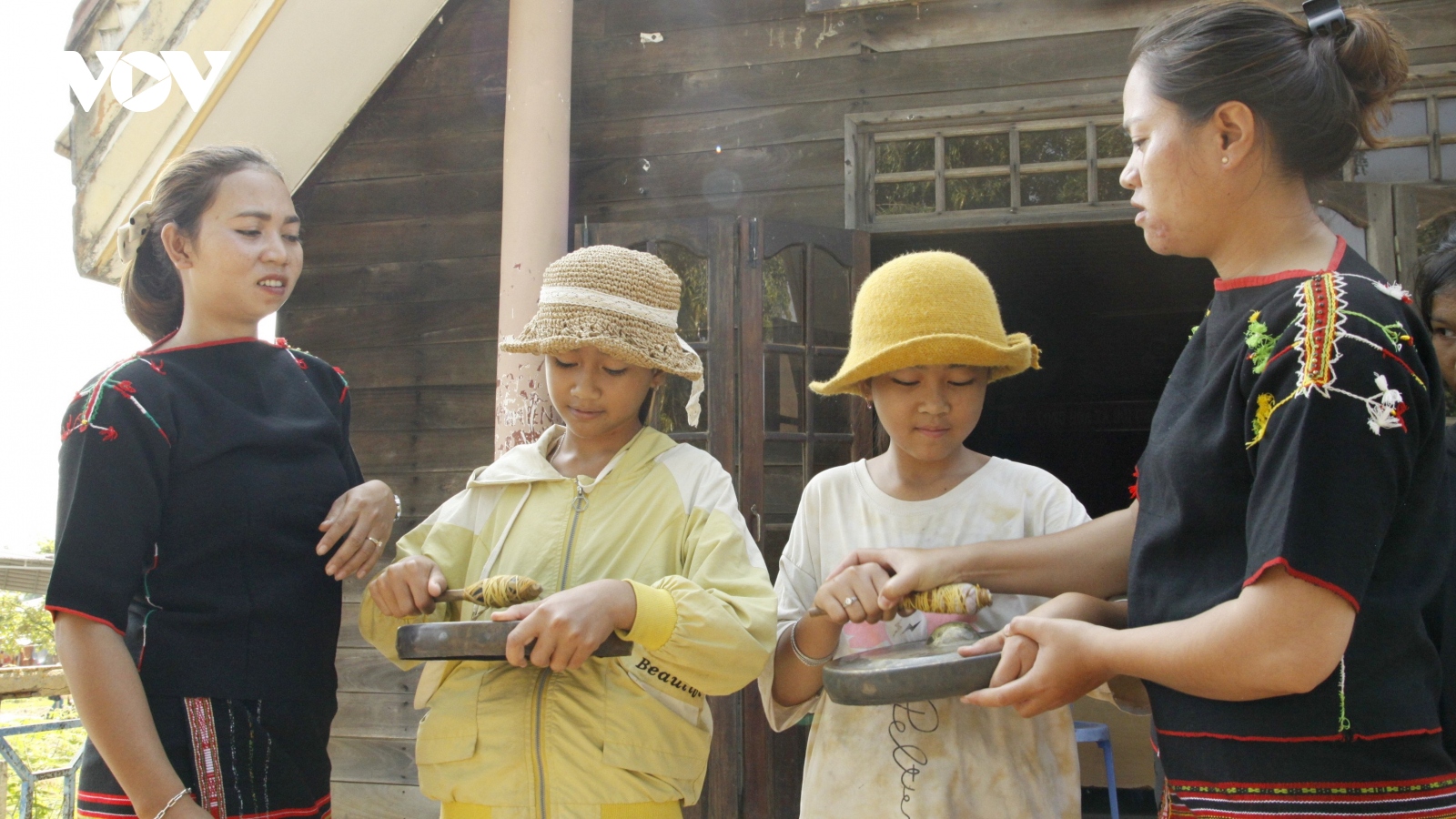Khôi phục và truyền dạy văn hóa cồng chiêng cho thế hệ trẻ ở Đắk Lắk