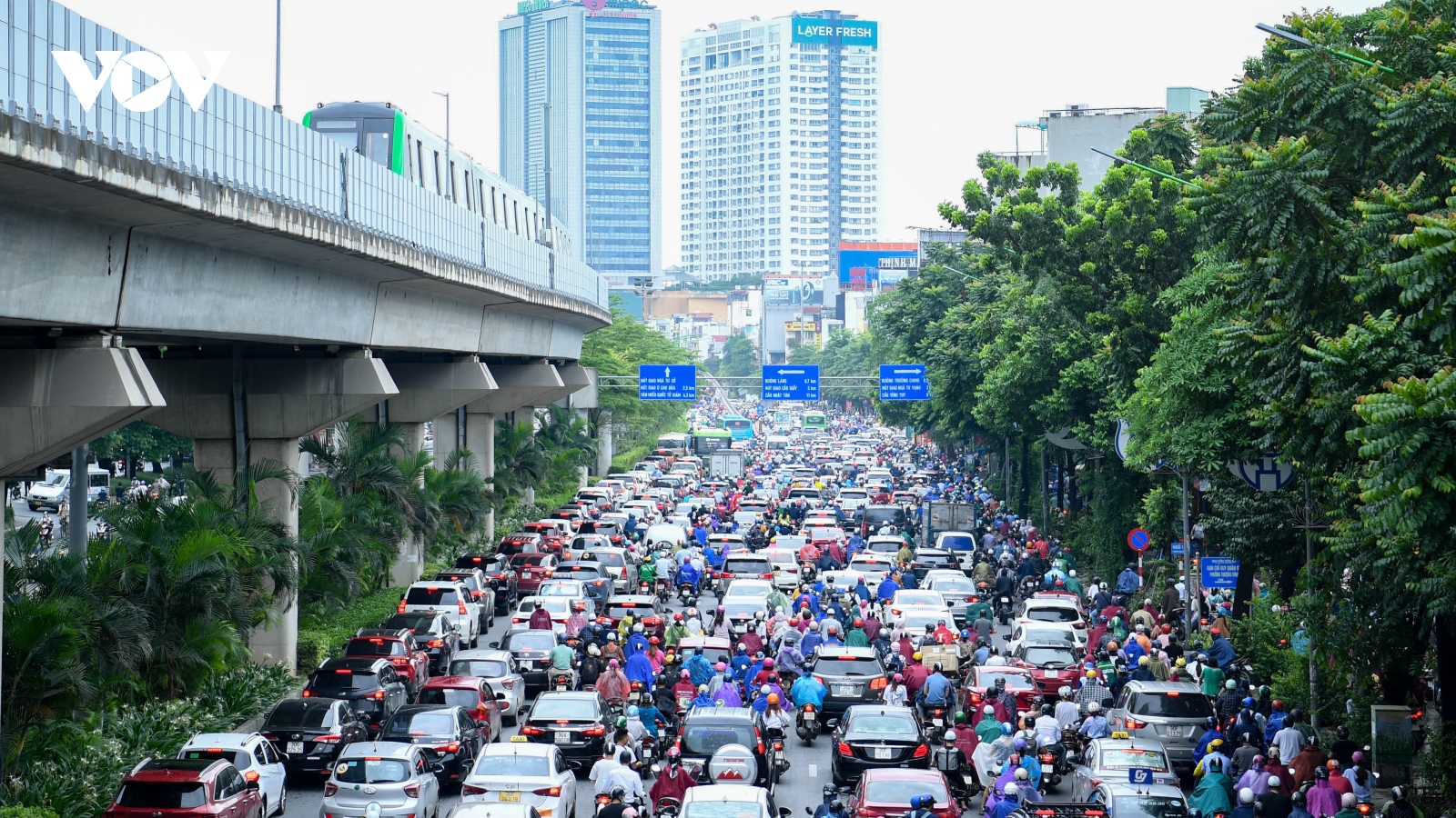 Vì sao Sở GTVT Hà Nội vẫn chưa thể tách riêng làn ô tô trên đường Nguyễn Trãi?