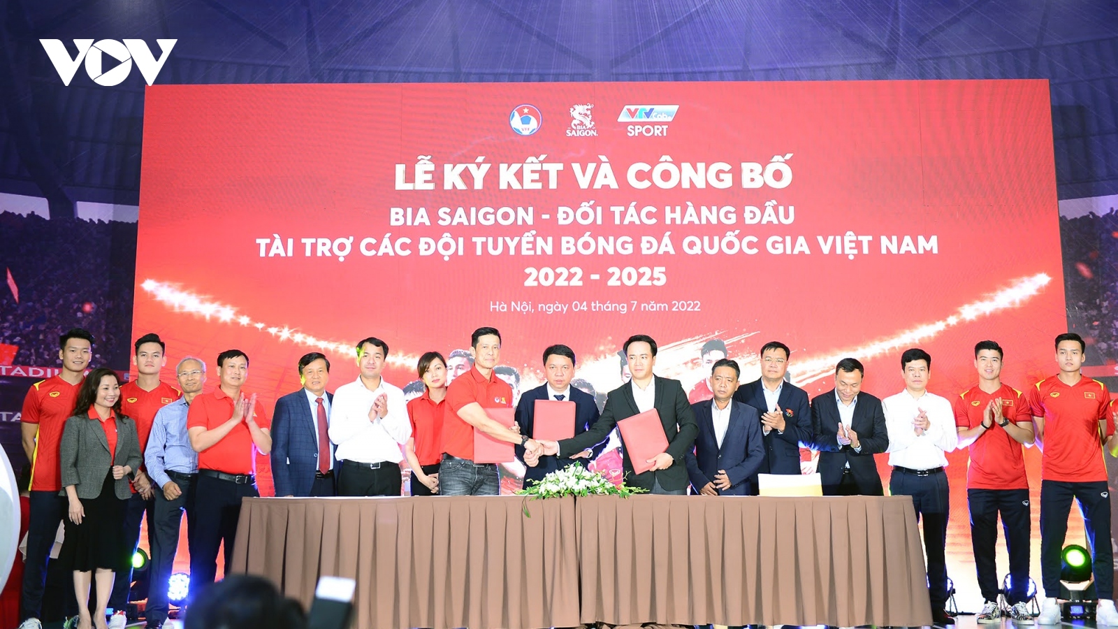 Các đội tuyển bóng đá Việt Nam có thêm nhà tài trợ "khủng" trong 3 năm