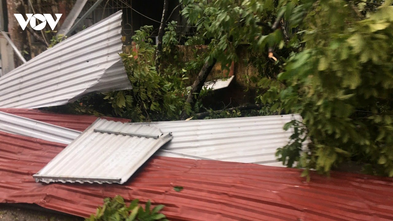 Mưa dông làm gần 120 ngôi nhà ở Yên Bái bị tốc mái