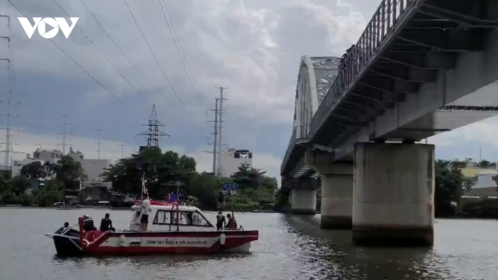 Tìm kiếm người phụ nữ nhảy cầu xuống sông Sài Gòn