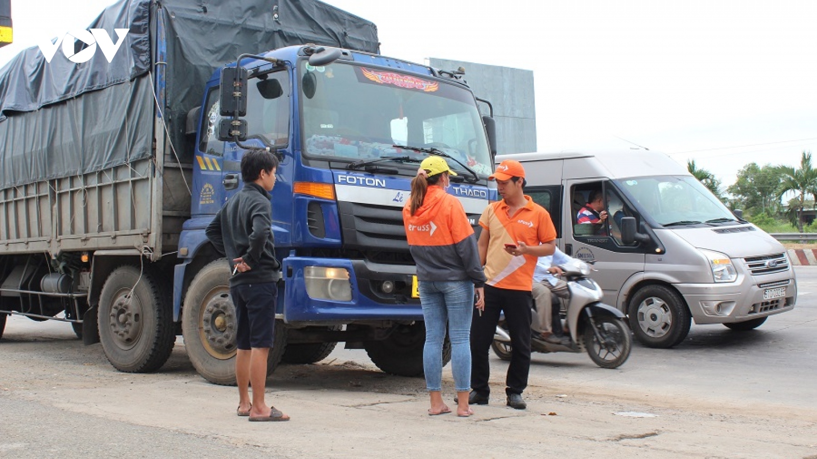 Nhiều xe chưa dán thẻ định danh khi qua làn thu phí tự động ở Bình Thuận