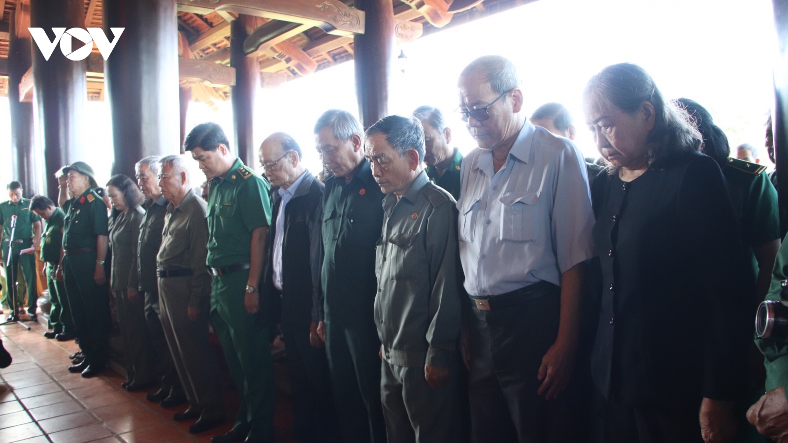 Dâng hương tưởng niệm liệt sĩ thanh niên xung phong tại Tây Ninh