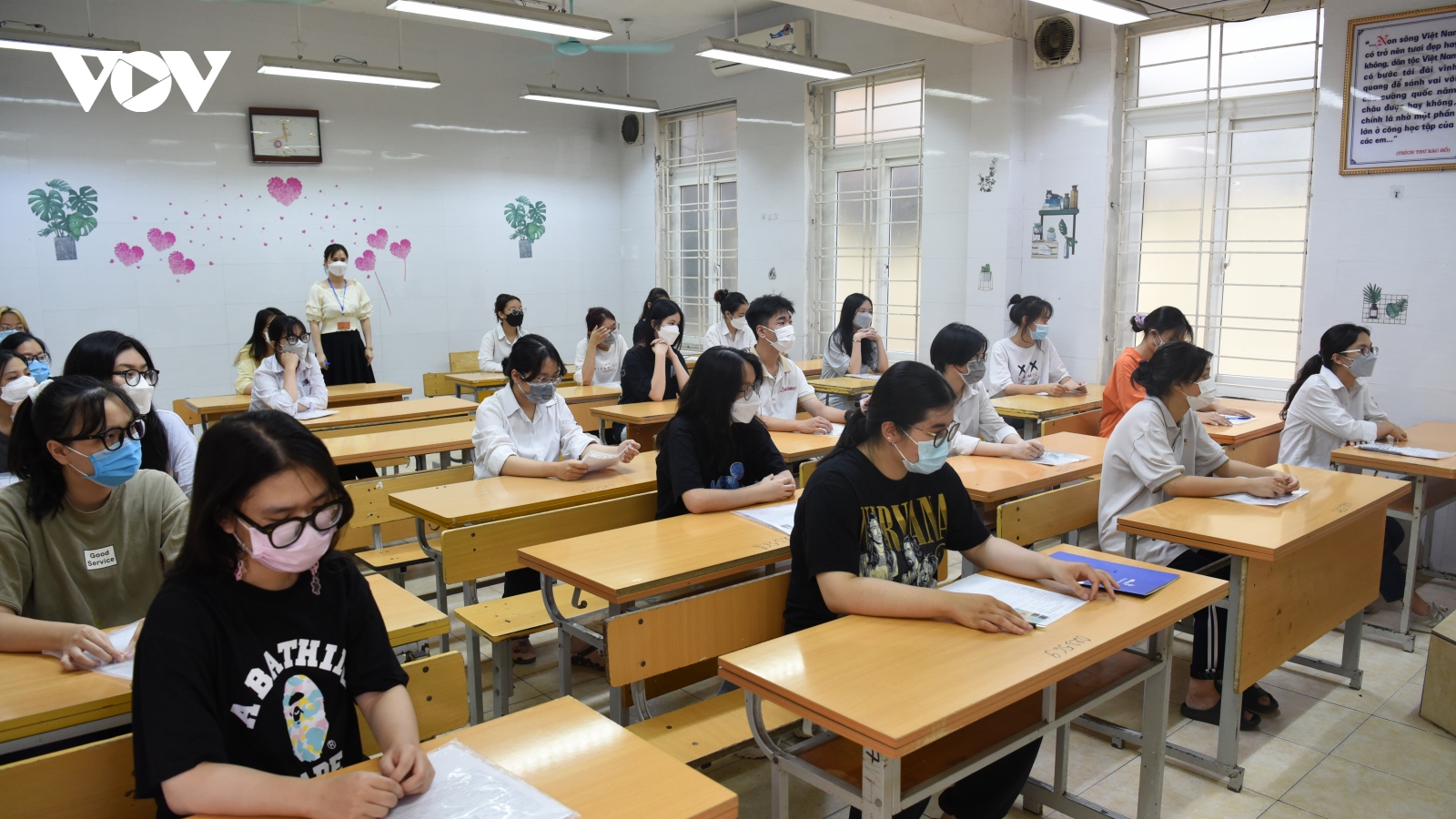 Hà Nội có gần 500 thí sinh vắng mặt, 9 em vi phạm quy chế trong buổi thi Văn