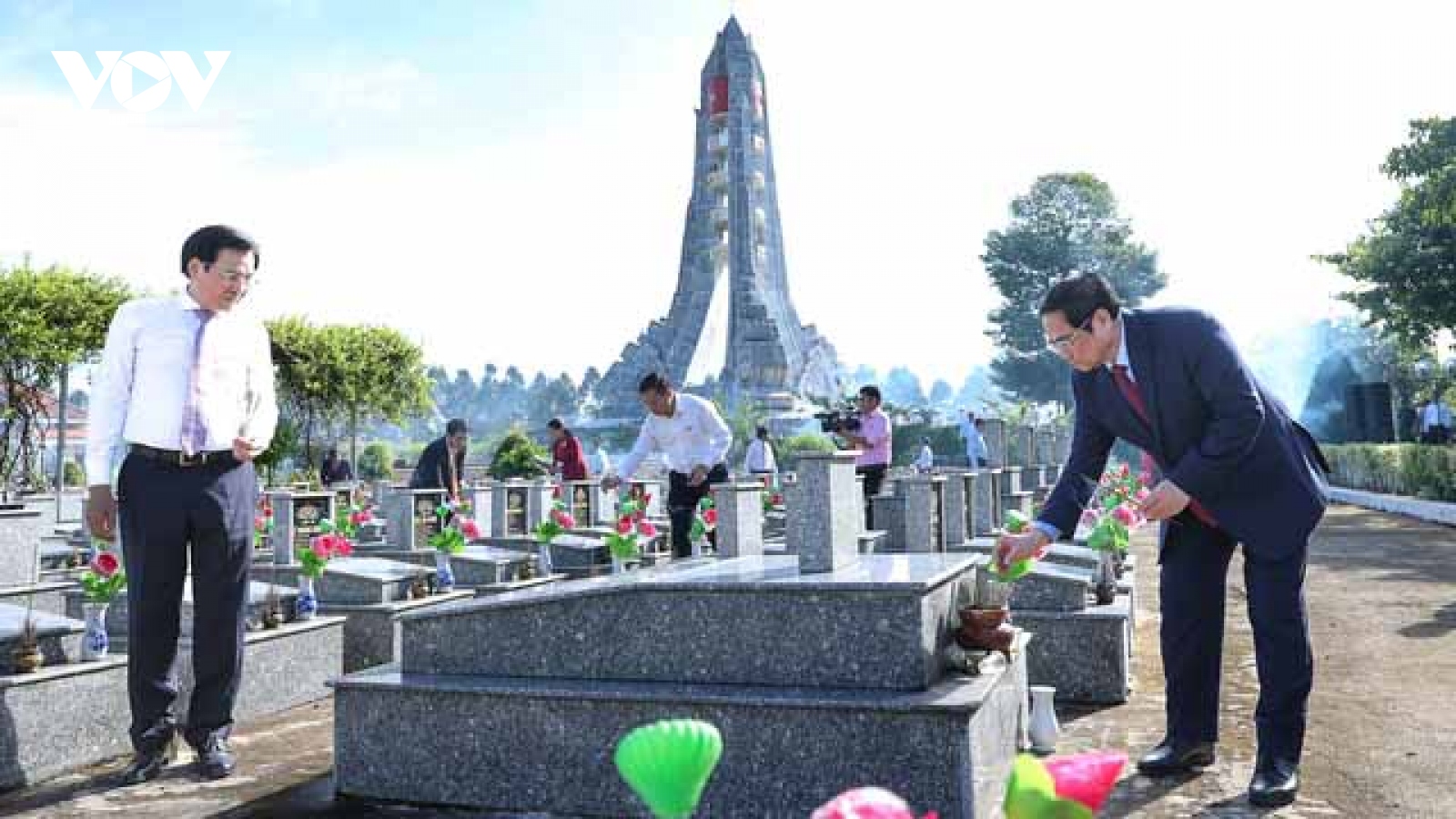 Thủ tướng dâng hương tưởng niệm các anh hùng, liệt sĩ tại Hậu Giang
