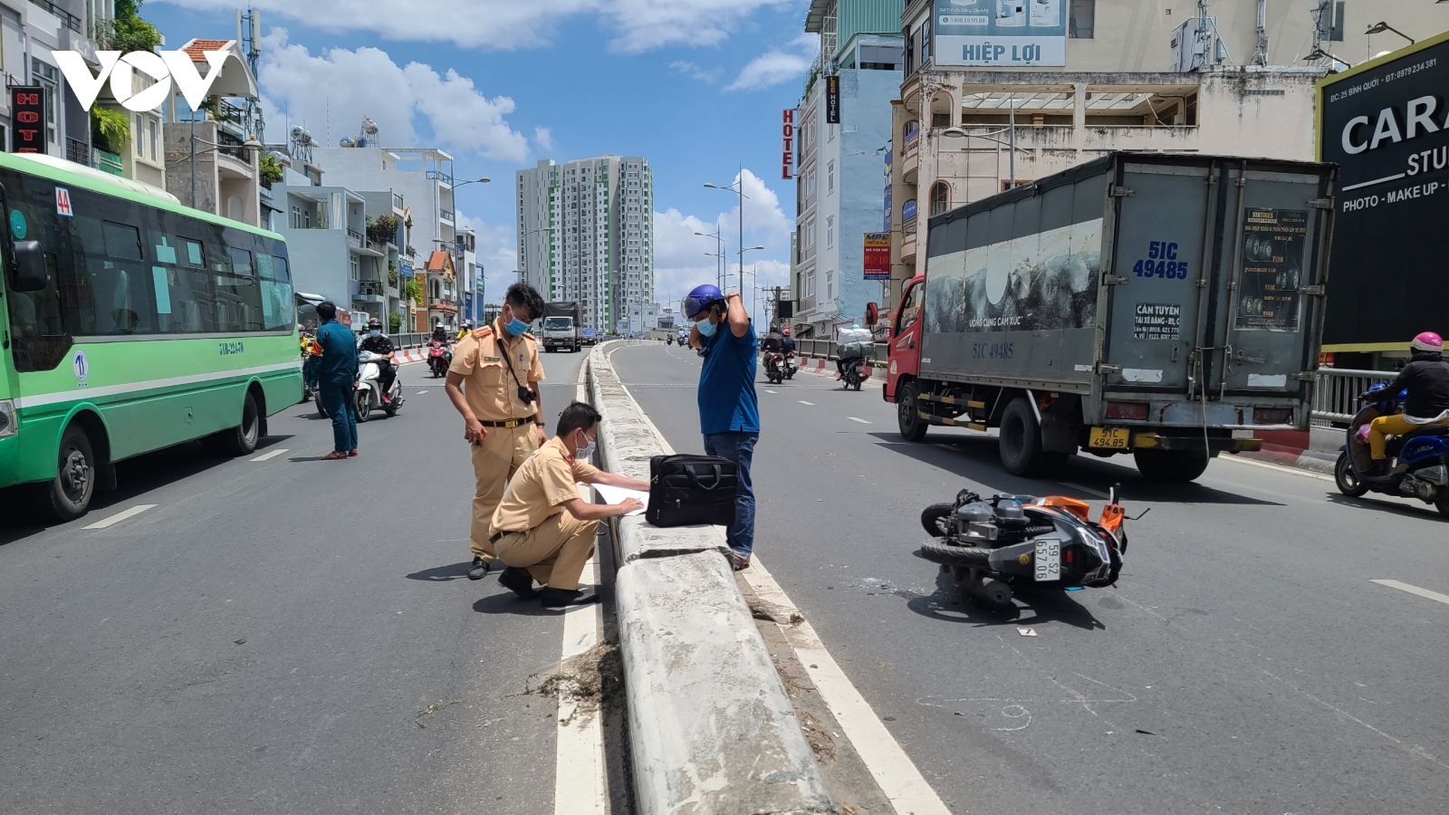 Người đàn ông tử vong khi lái xe đâm vào dải phân cách