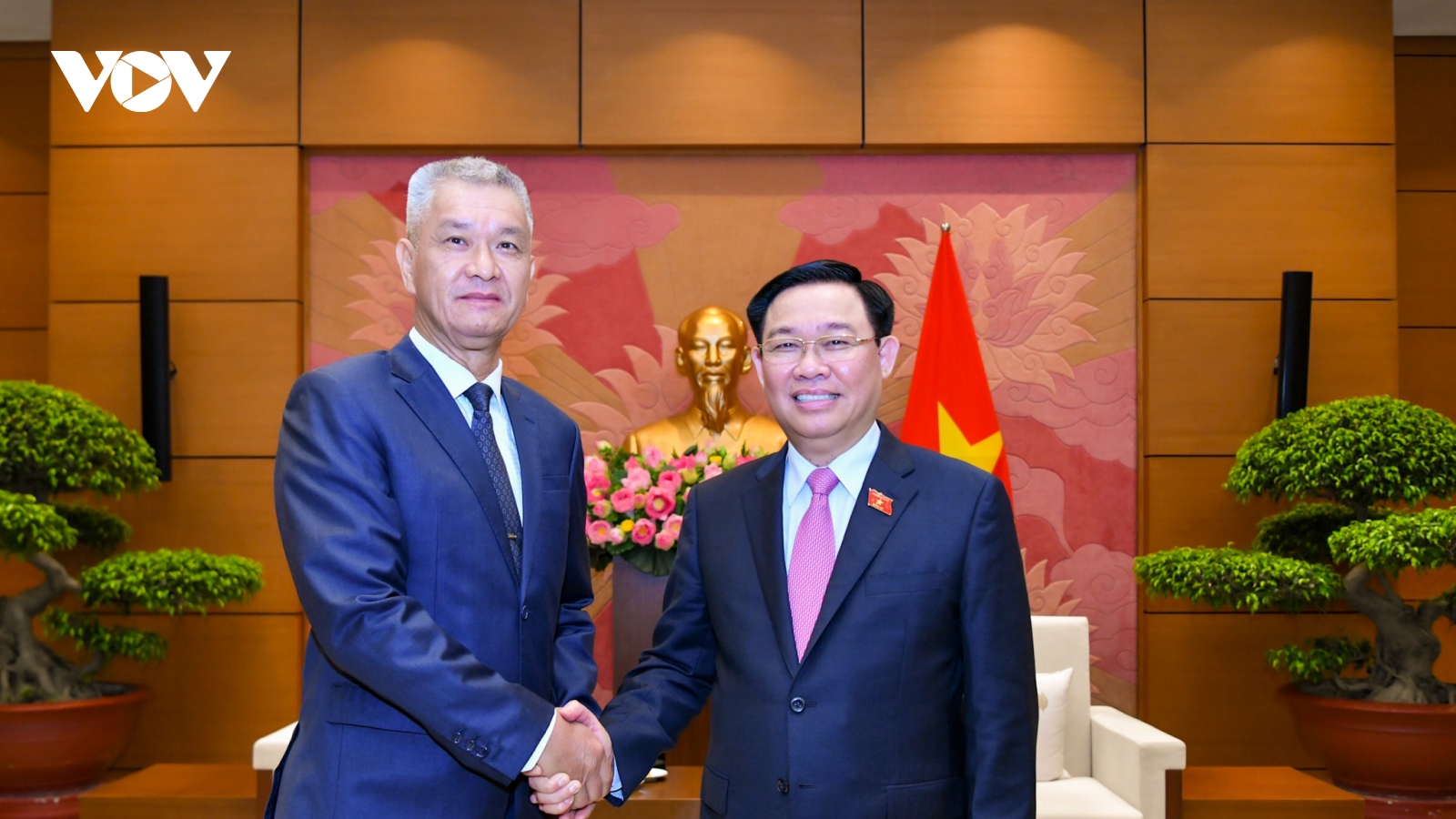 Chủ tịch Quốc hội tiếp Bí thư TW Đảng, Bí thư Thành ủy Vientiane 