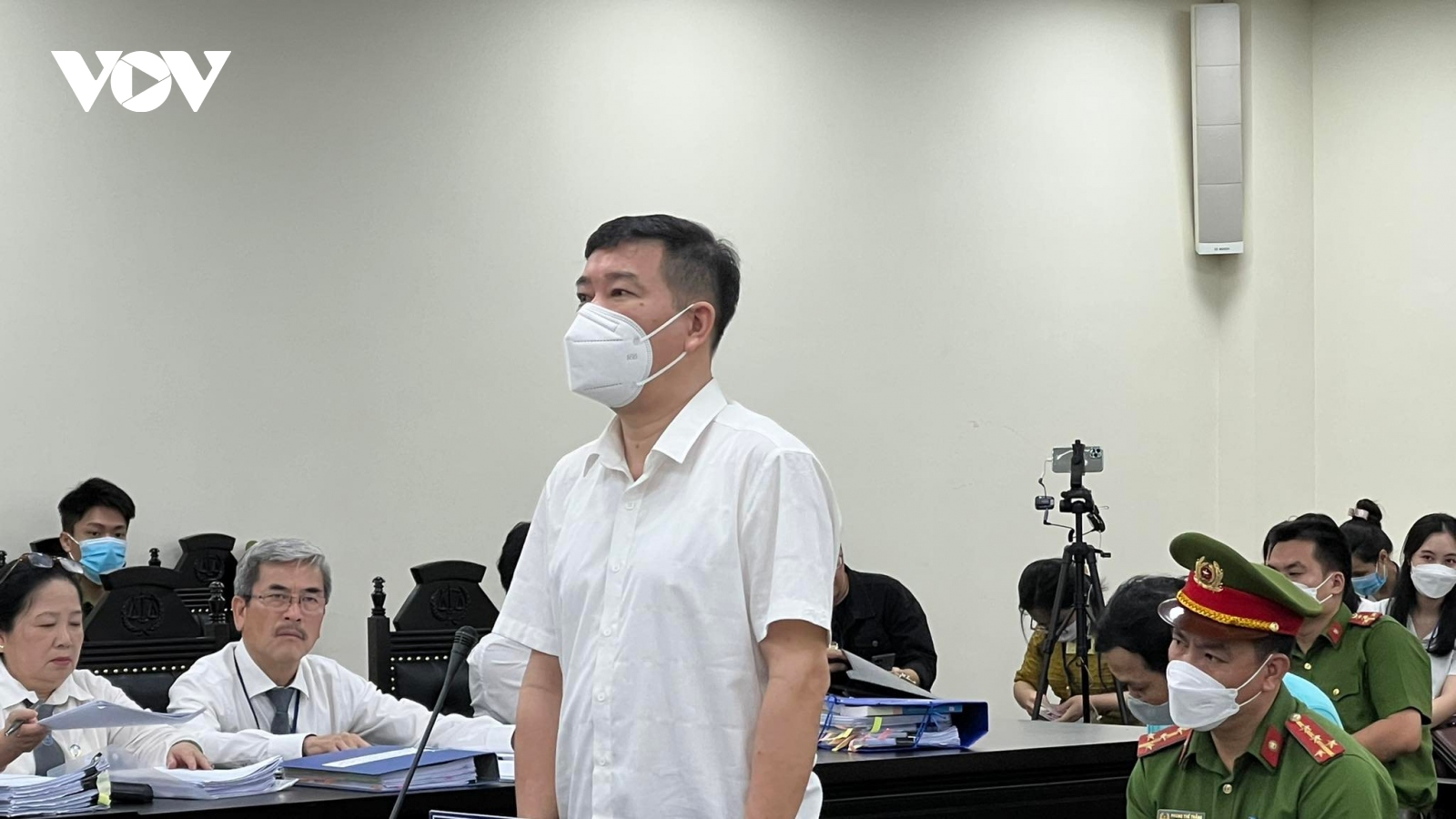Nóng 24h: Cựu Trưởng Công an quận Tây Hồ Phùng Anh Lê khai gì tại tòa?