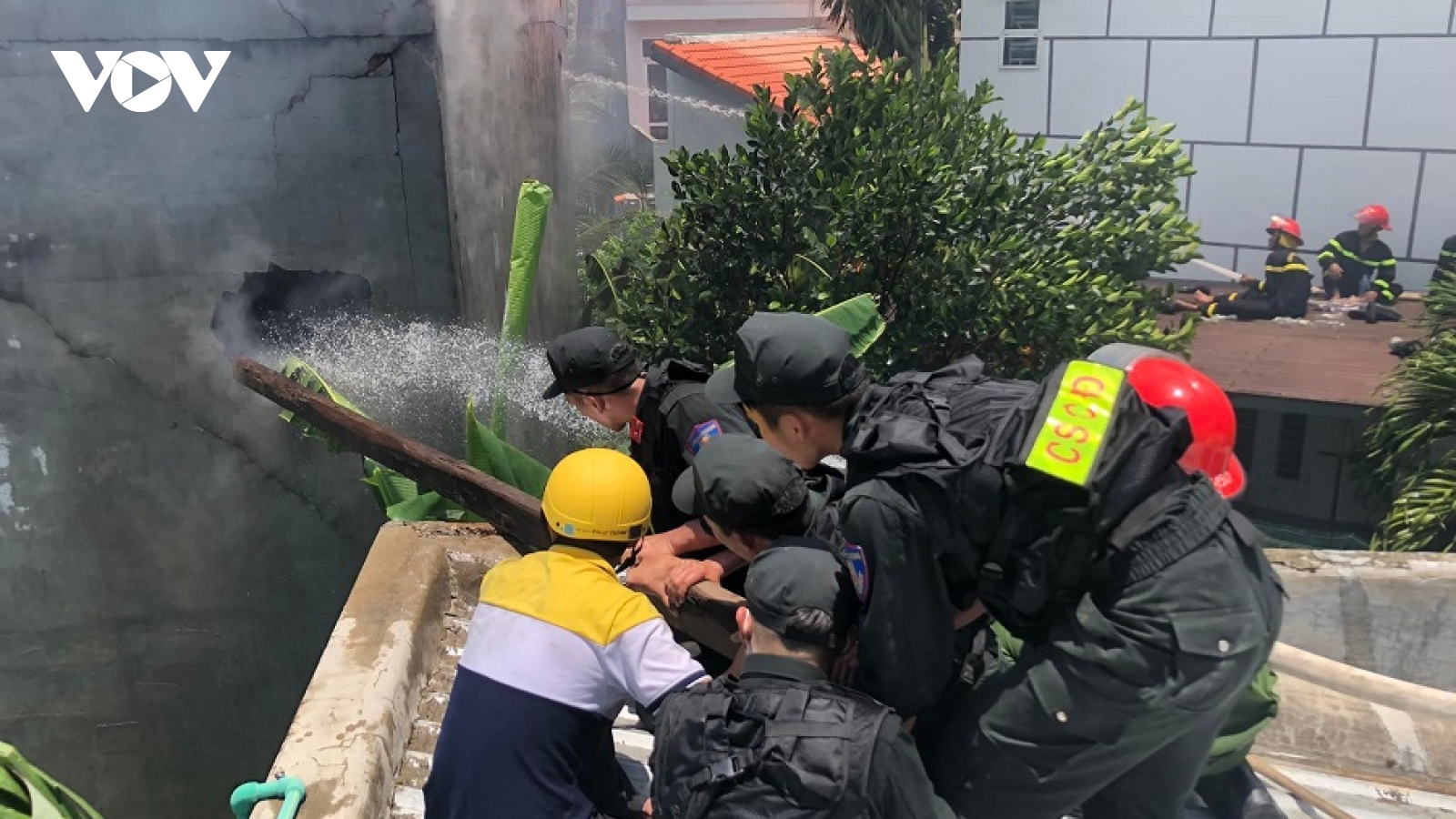 Ninh Thuận: Huy động lực lượng tìm kiếm 3 mẹ con bị kẹt trong ngôi nhà cháy