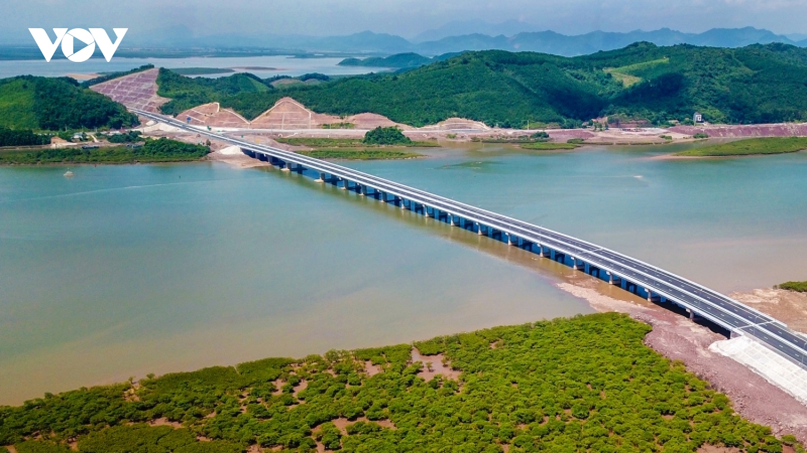 Khung cảnh hùng vĩ quanh cây cầu vượt biển dài nhất Quảng Ninh