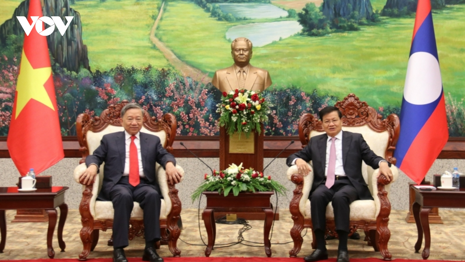 Bộ trưởng Bộ Công an Việt Nam chào xã giao lãnh đạo cấp cao Lào