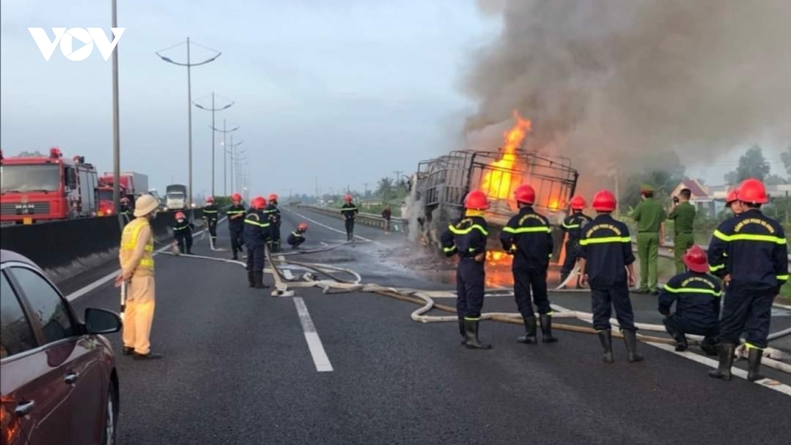 Khẩn trương làm rõ ô tô tải bị cháy rụi trên đường cao tốc TP.HCM-Trung Lương