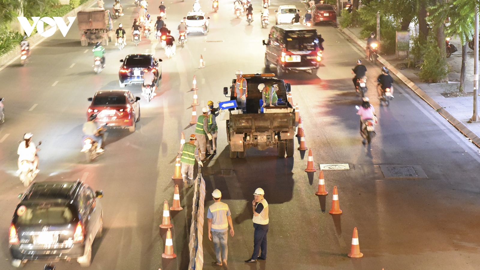 Xuyên đêm dựng dải phân cách tách làn trên đường Nguyễn Trãi