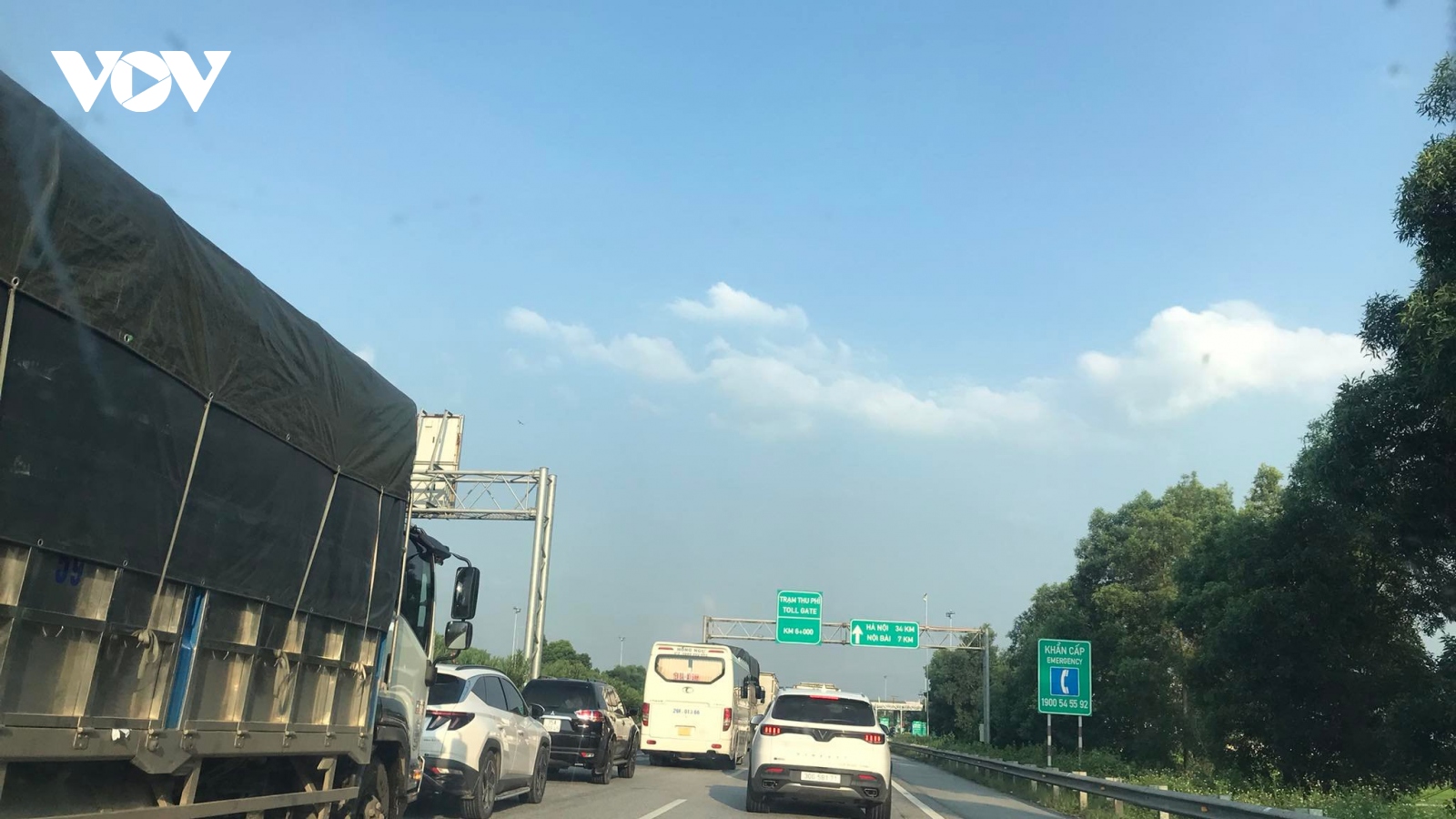 Cao tốc Nội Bài - Lào Cai vẫn bị ùn tắc nhẹ khi xe qua trạm thu phí