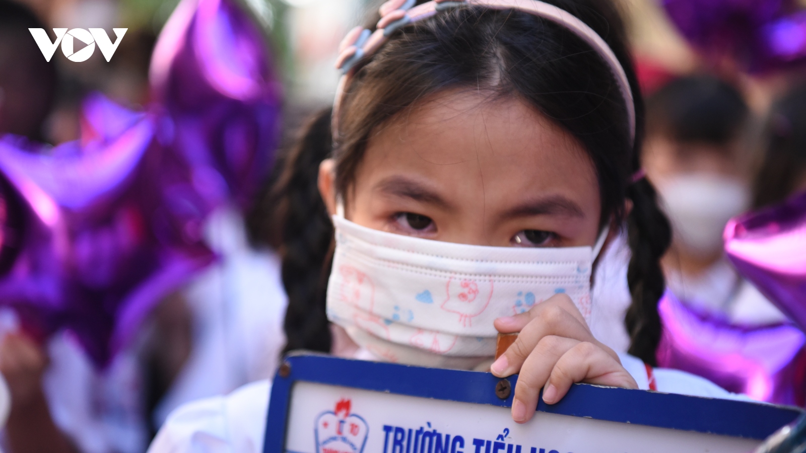 Học sinh lớp 1 ở Hà Nội bỡ ngỡ trong ngày tựu trường
