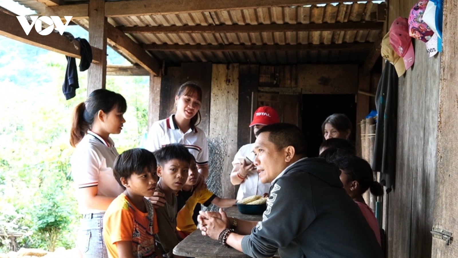 Giáo viên vùng cao Quảng Nam nói tiếng đồng bào vận động tiêm vaccine cho học trò