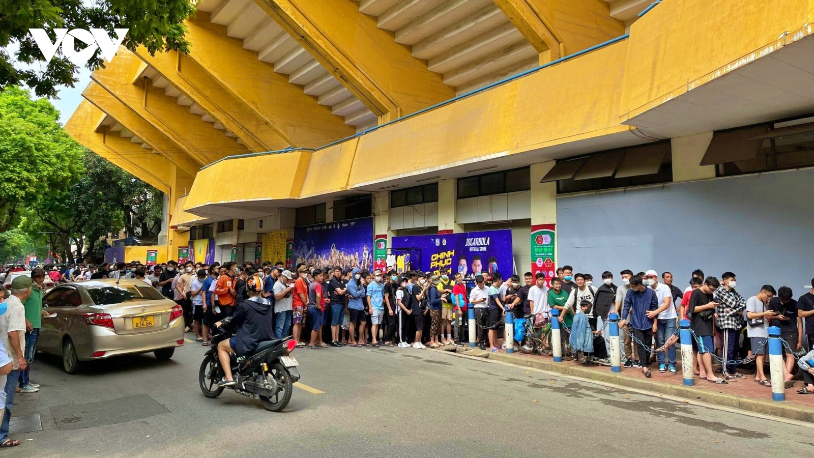 Hàng trăm người chen chân mua vé xem trận Hà Nội FC - HAGL
