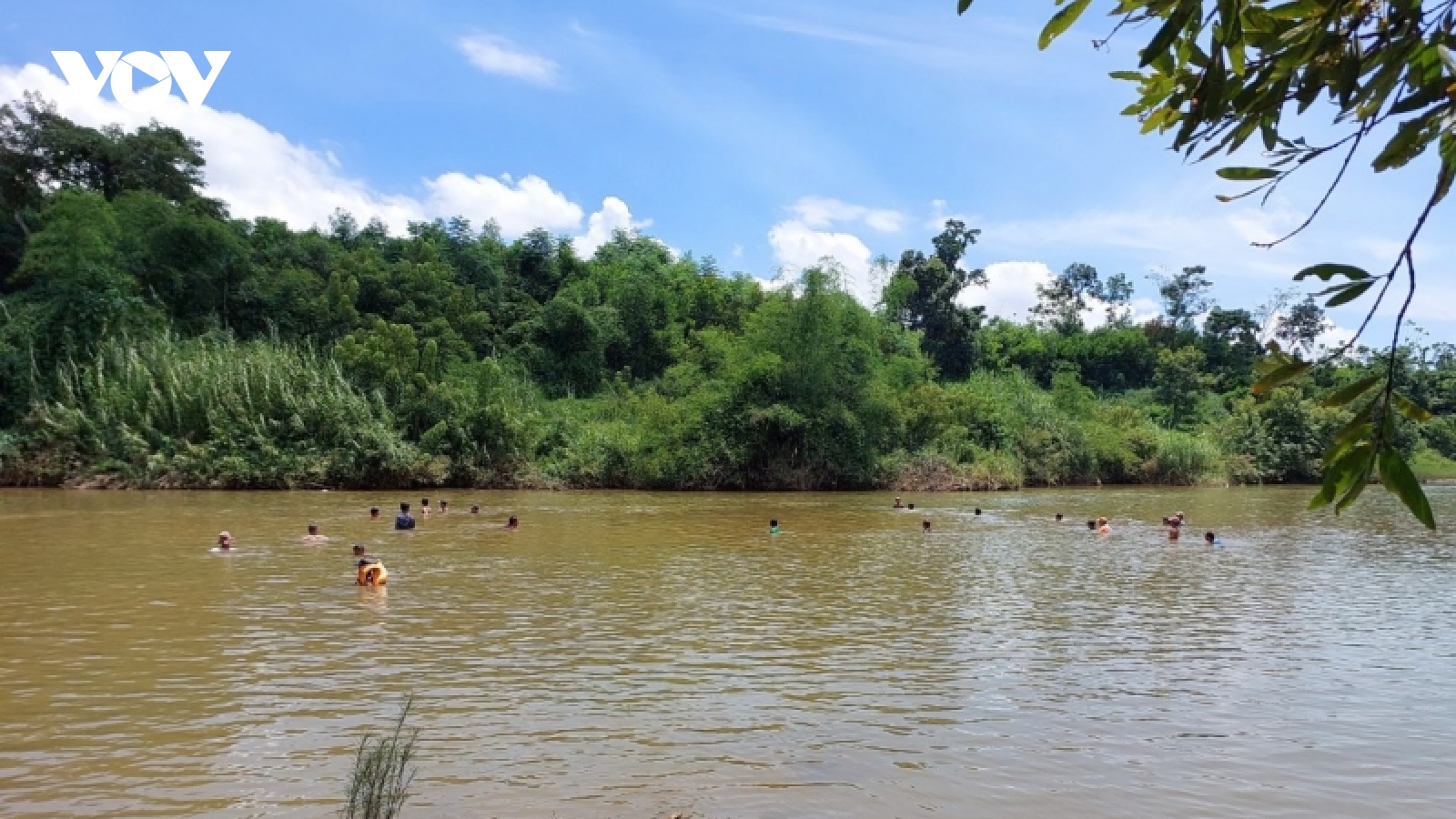 Ra sông tắm, hai cha con đuối nước thương tâm