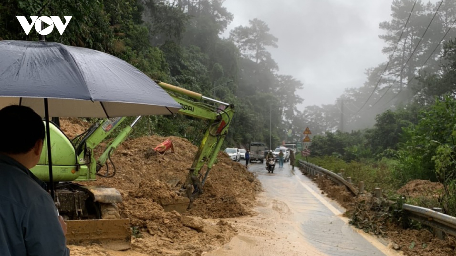 Mưa lớn gây sạt lở trên Quốc lộ 2B hướng lên thị trấn Tam Đảo, Vĩnh Phúc