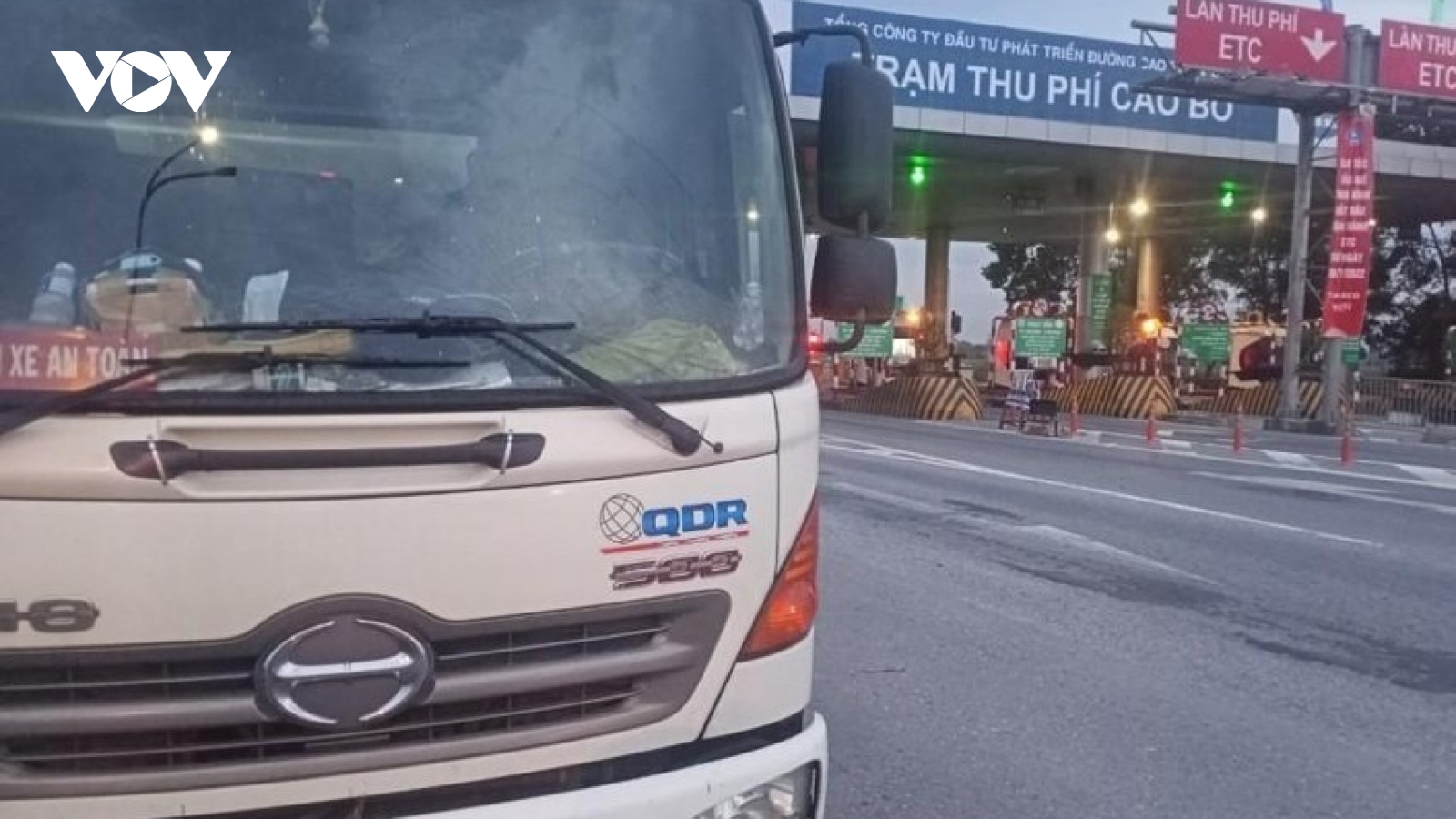 Barie thu phí tự động ETC đập vỡ kính ô tô trên cao tốc Cầu Giẽ-Ninh Bình