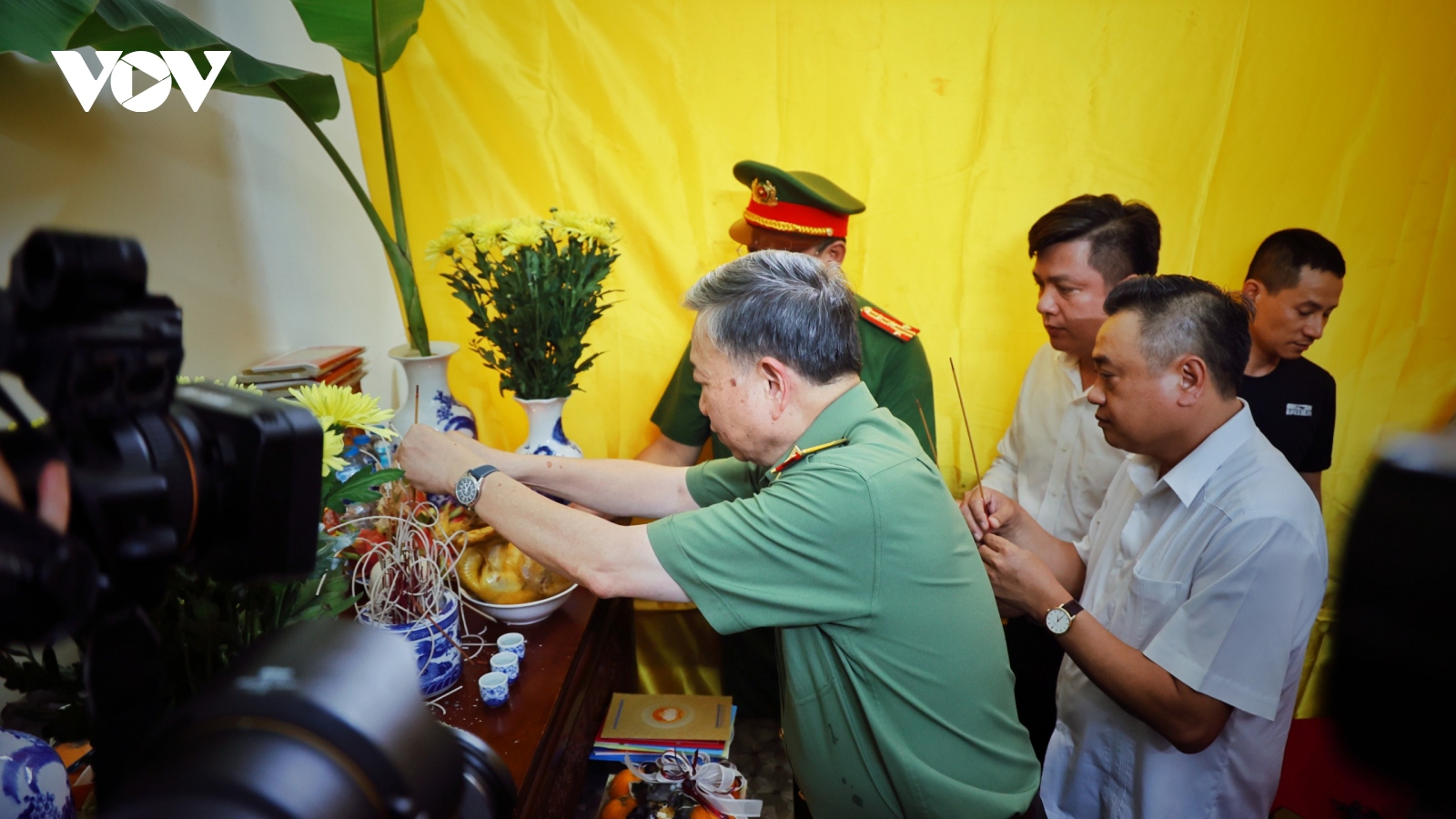Bộ trưởng Công an Tô Lâm thăm hỏi gia đình 3 cán bộ, chiến sĩ PCCC hy sinh 
