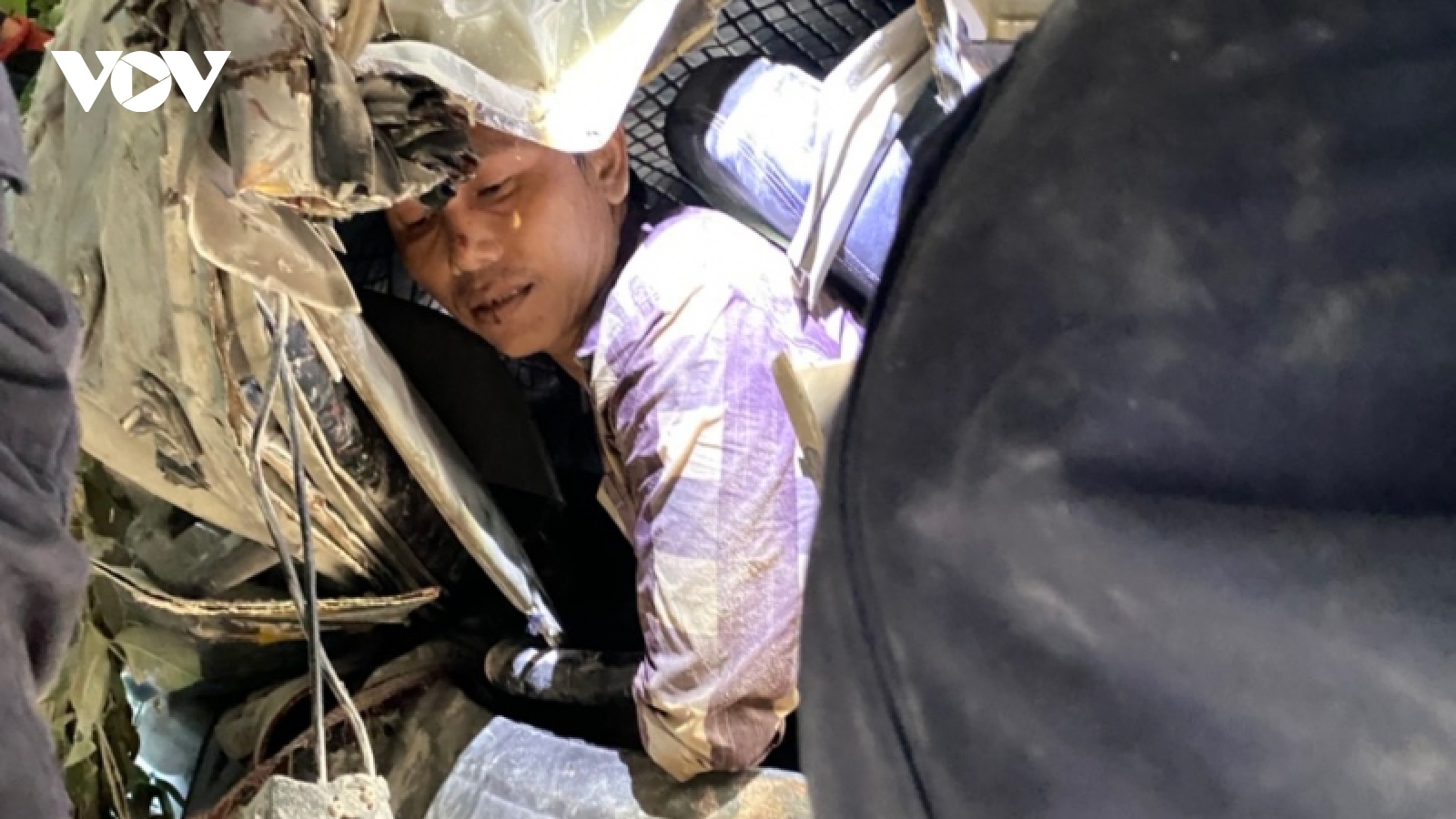 Giải cứu tài xế xe tải mắc kẹt trong cabin sau tai nạn ở Bình Dương