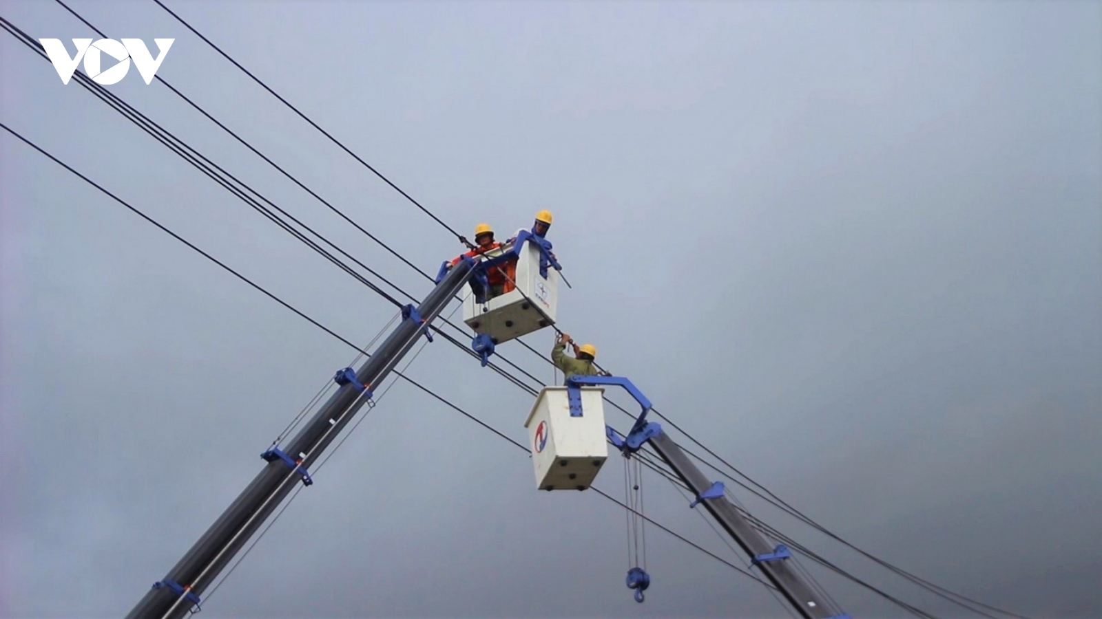 Miền Trung đảm bảo an toàn lưới điện trong mùa mưa bão