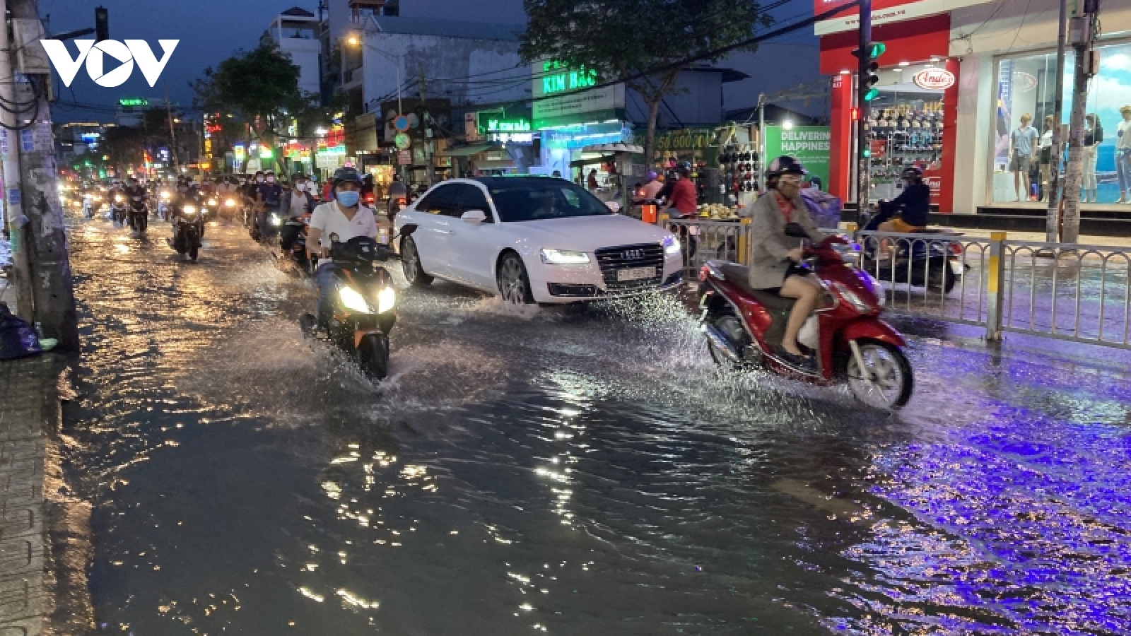 Triều cường gây ngập nước, người dân TP.HCM lội bì bõm