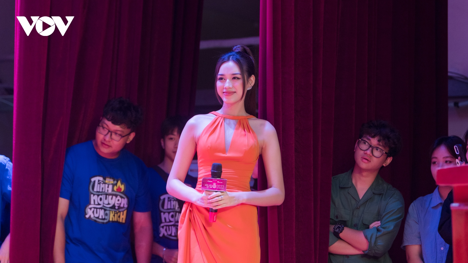 Hoa hậu Đỗ Thị Hà đến các trường đại học ở Hà Nội tìm người kế nhiệm