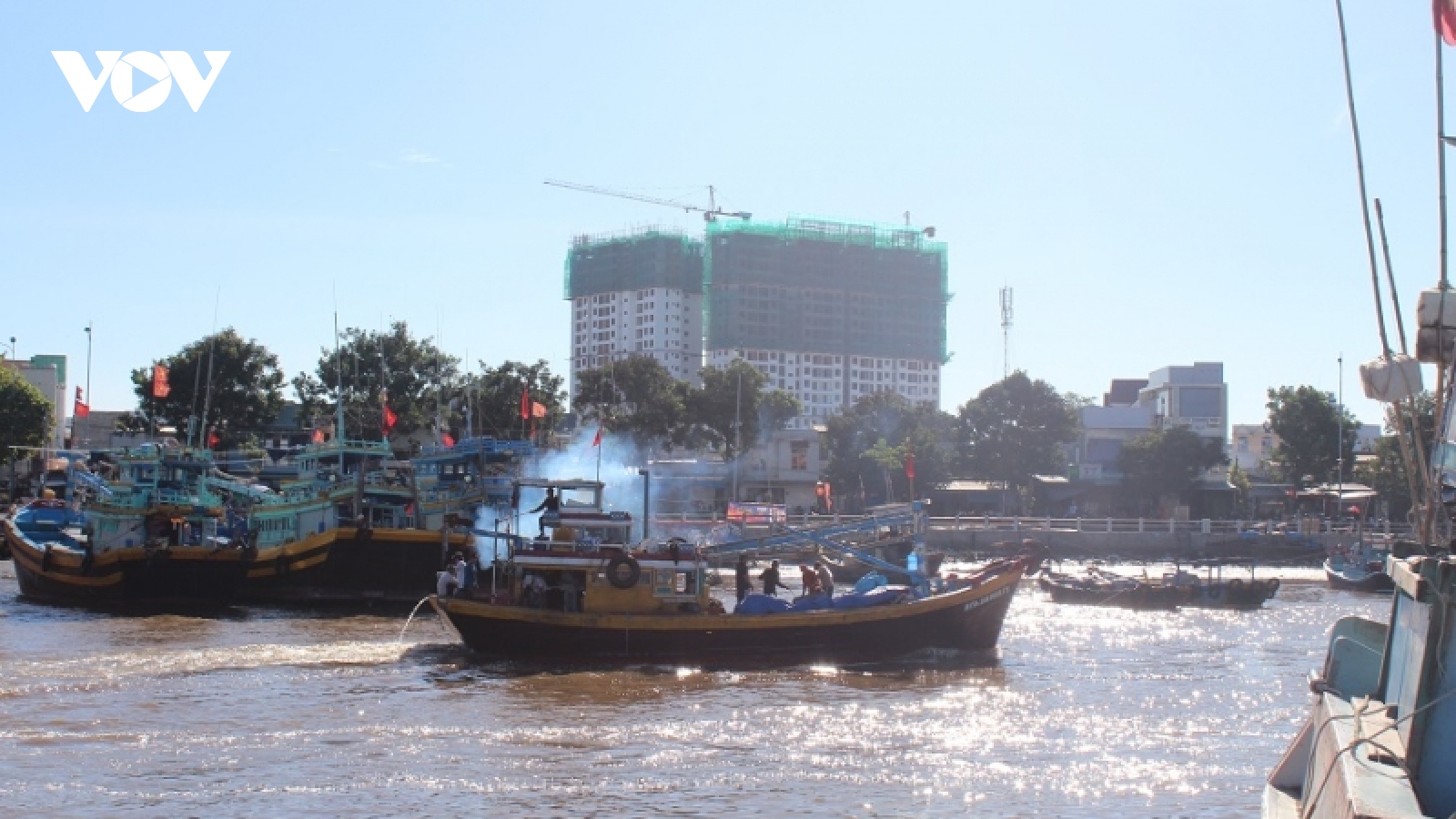 Ngư dân Bình Thuận vượt khó vươn khơi 