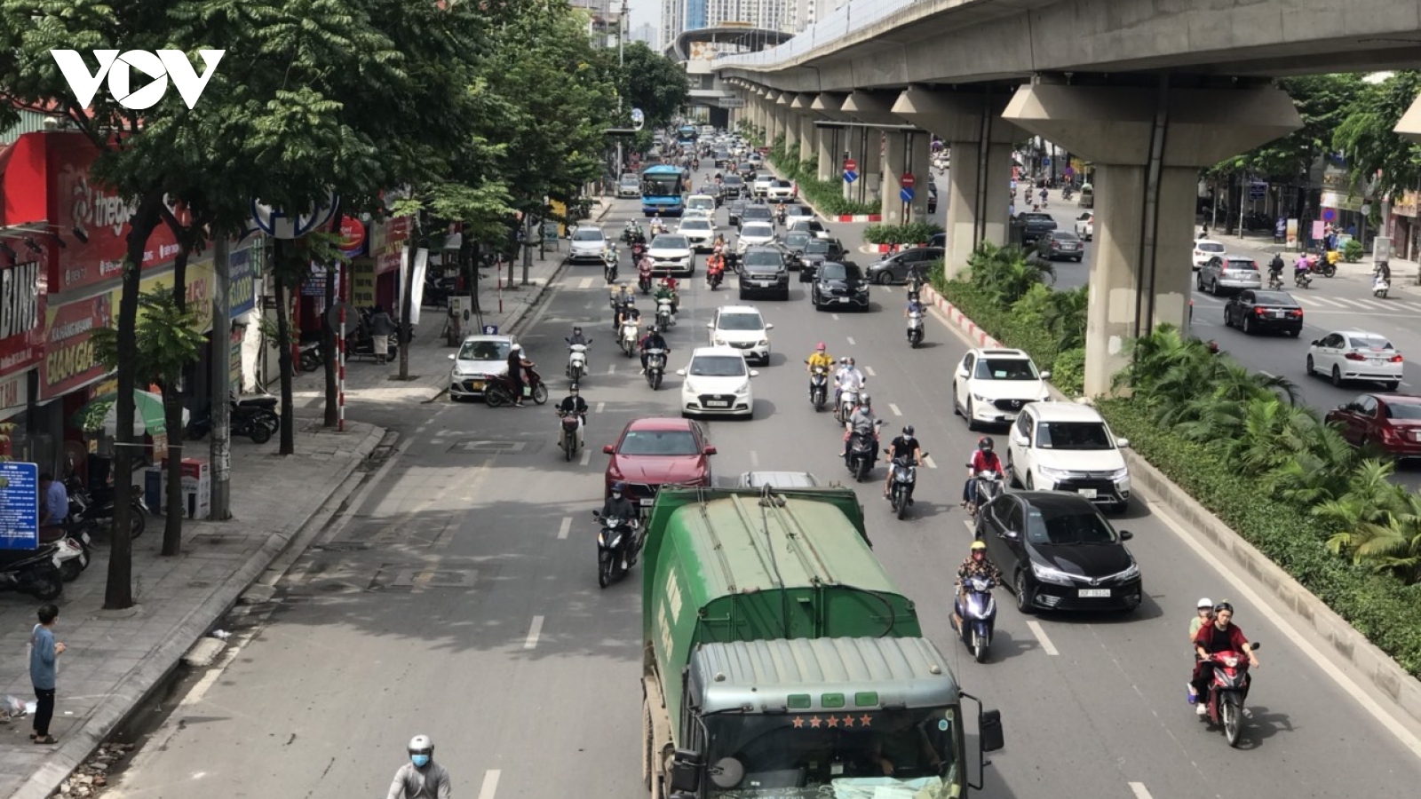 Đường Nguyễn Trãi vẫn lộn xộn sau 1 tháng thí điểm tách làn ô tô, xe máy