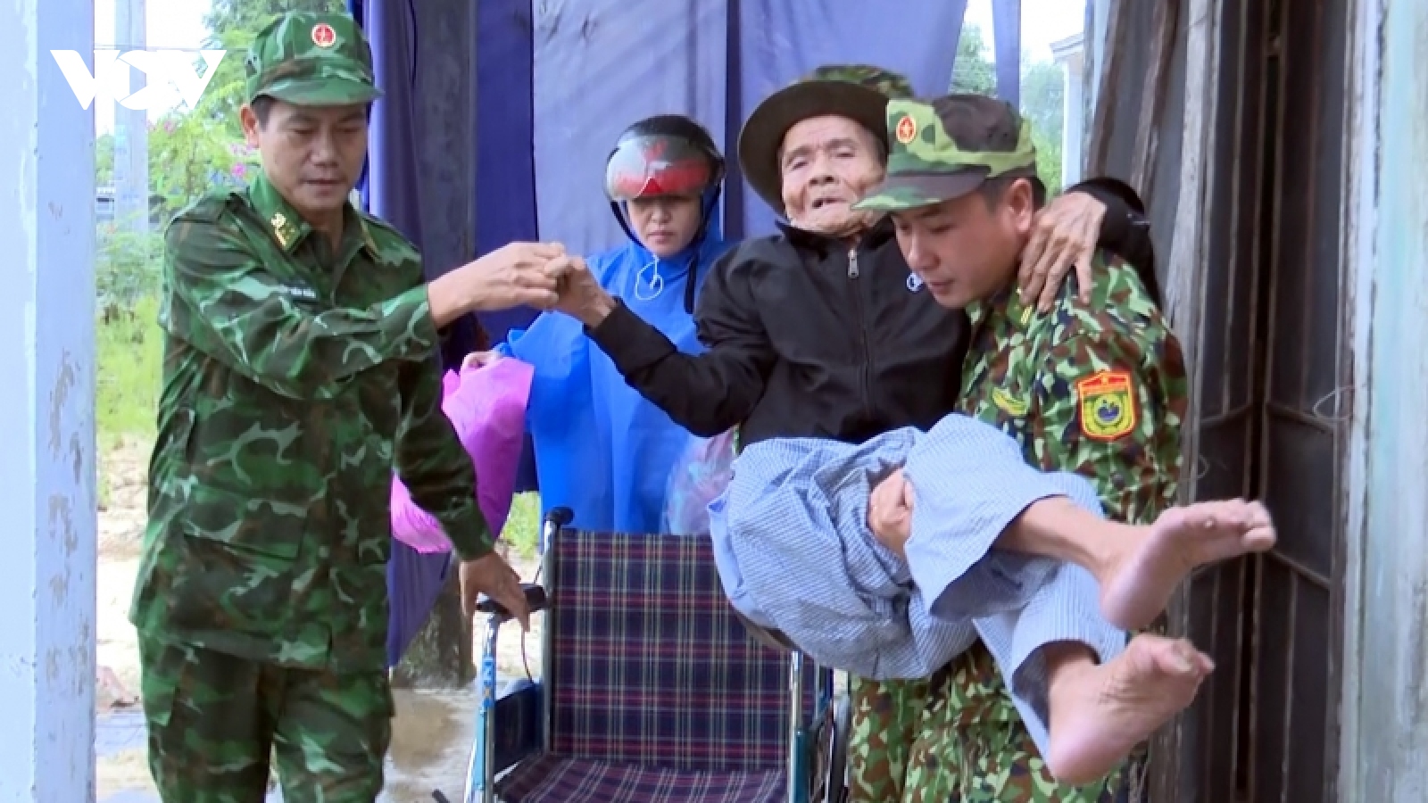 Người già, trẻ em, người đau ốm ở Quảng Nam được đưa đến nơi trú ẩn an toàn
