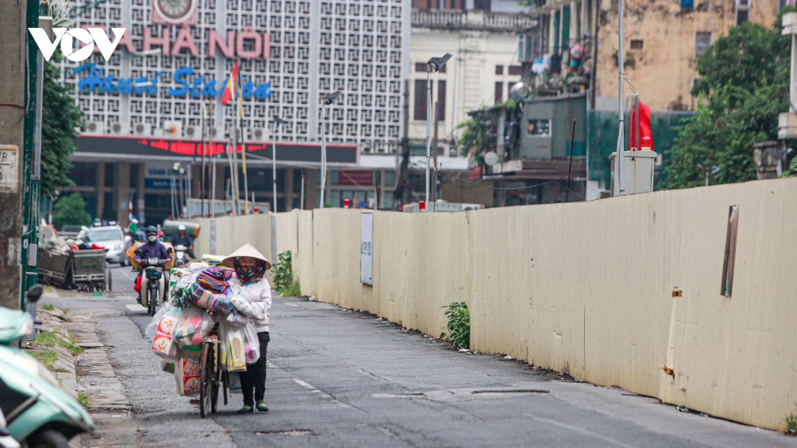 Những tiếng than sau “tấm vách” dựng tạm thi công ga ngầm ở Hà Nội