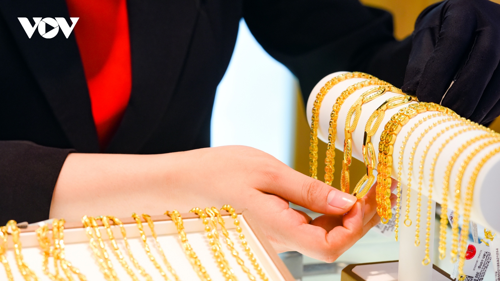 Giá bán vàng SJC cao hơn vàng thế giới hơn 19 triệu đồng/lượng