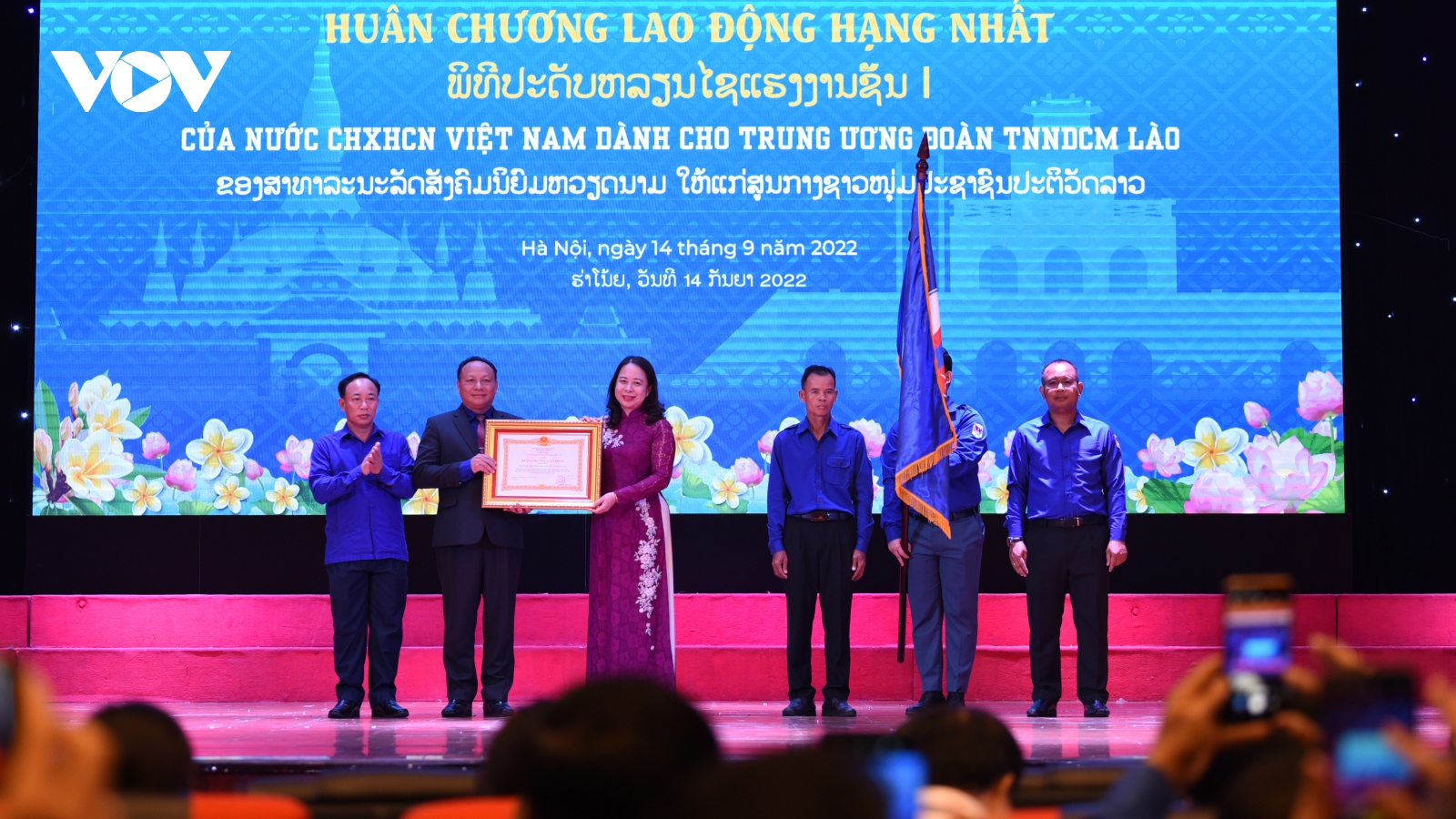 Đoàn Thanh niên Việt Nam và Lào nhận Huân chương Lao động Hạng nhất