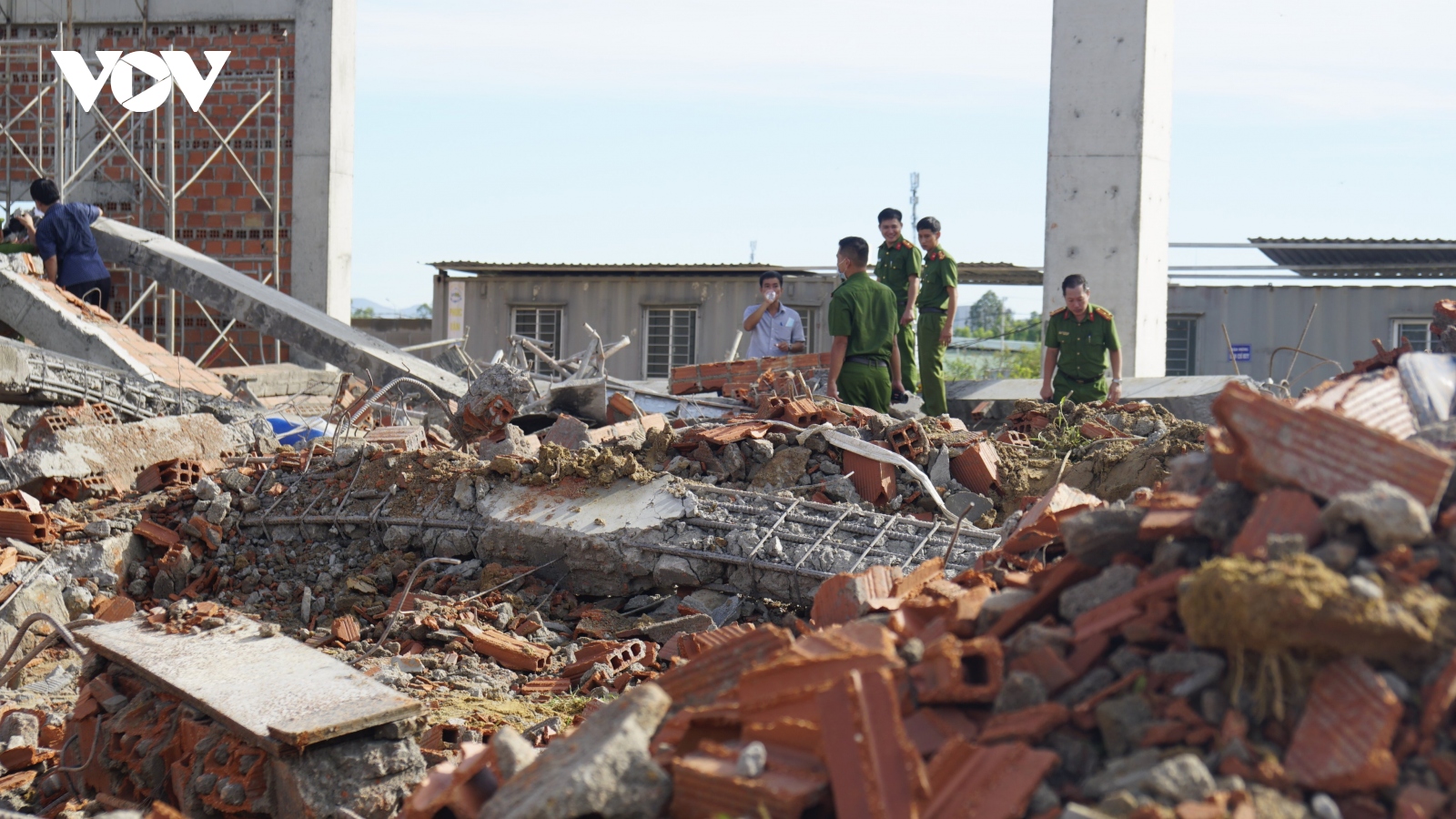 Bình Định: Khởi tố vụ sập tường công trình làm 11 người thương vong