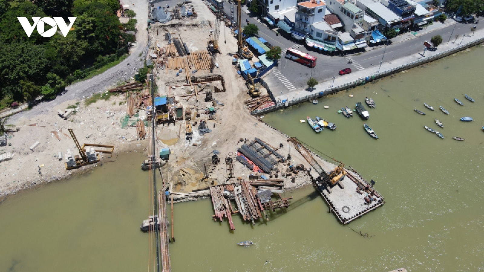 Khánh Hòa: Yêu cầu thu dọn bê tông bị thả xuống sông khi phá dỡ cầu cũ