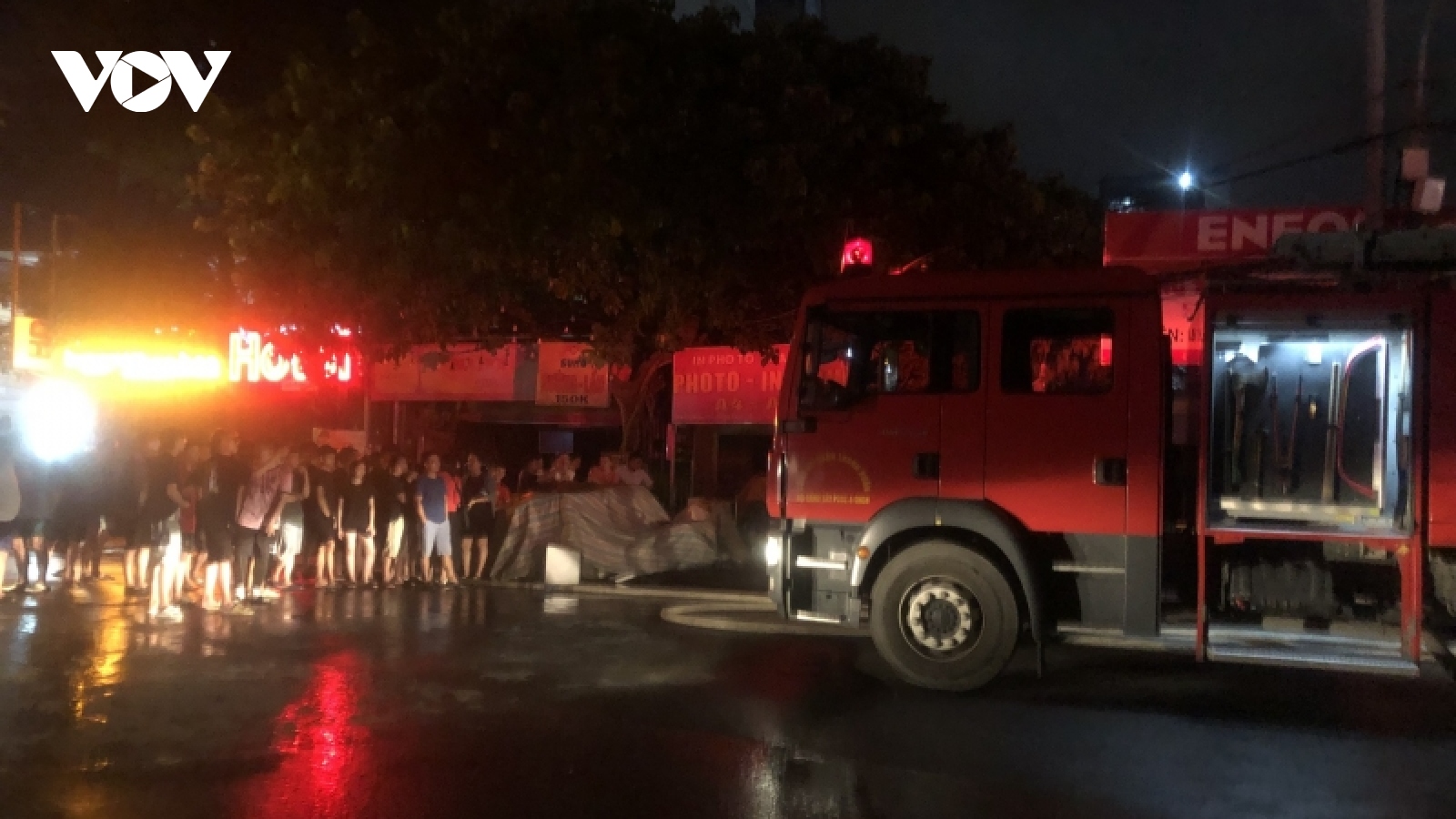 Hiện trường vụ cháy dãy ki-ốt trên phố Nhân Hòa (Hà Nội)