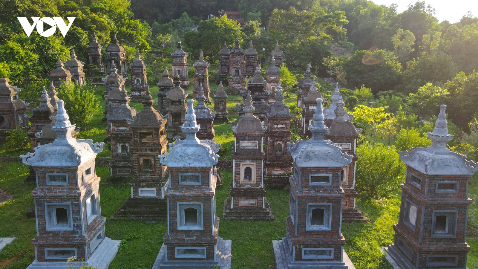 Cận cảnh vườn tháp cổ chùa Bổ Đà ở Bắc Giang đẹp như bồng lai tiên cảnh