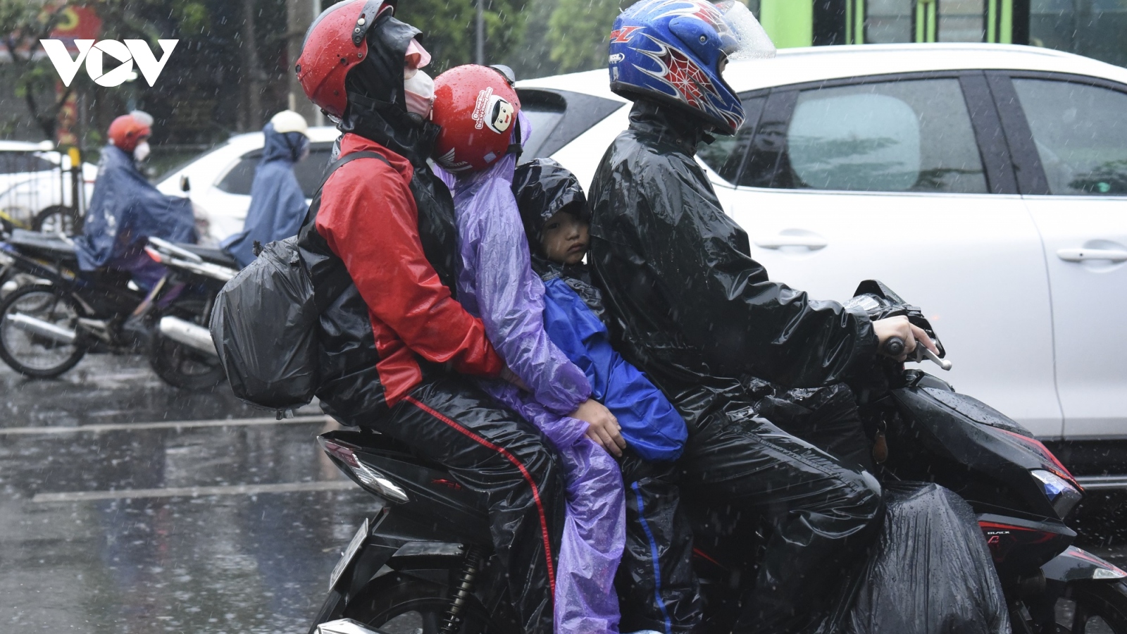Người dân đội mưa rời Thủ đô, có người chạy xe máy về Tuyên Quang