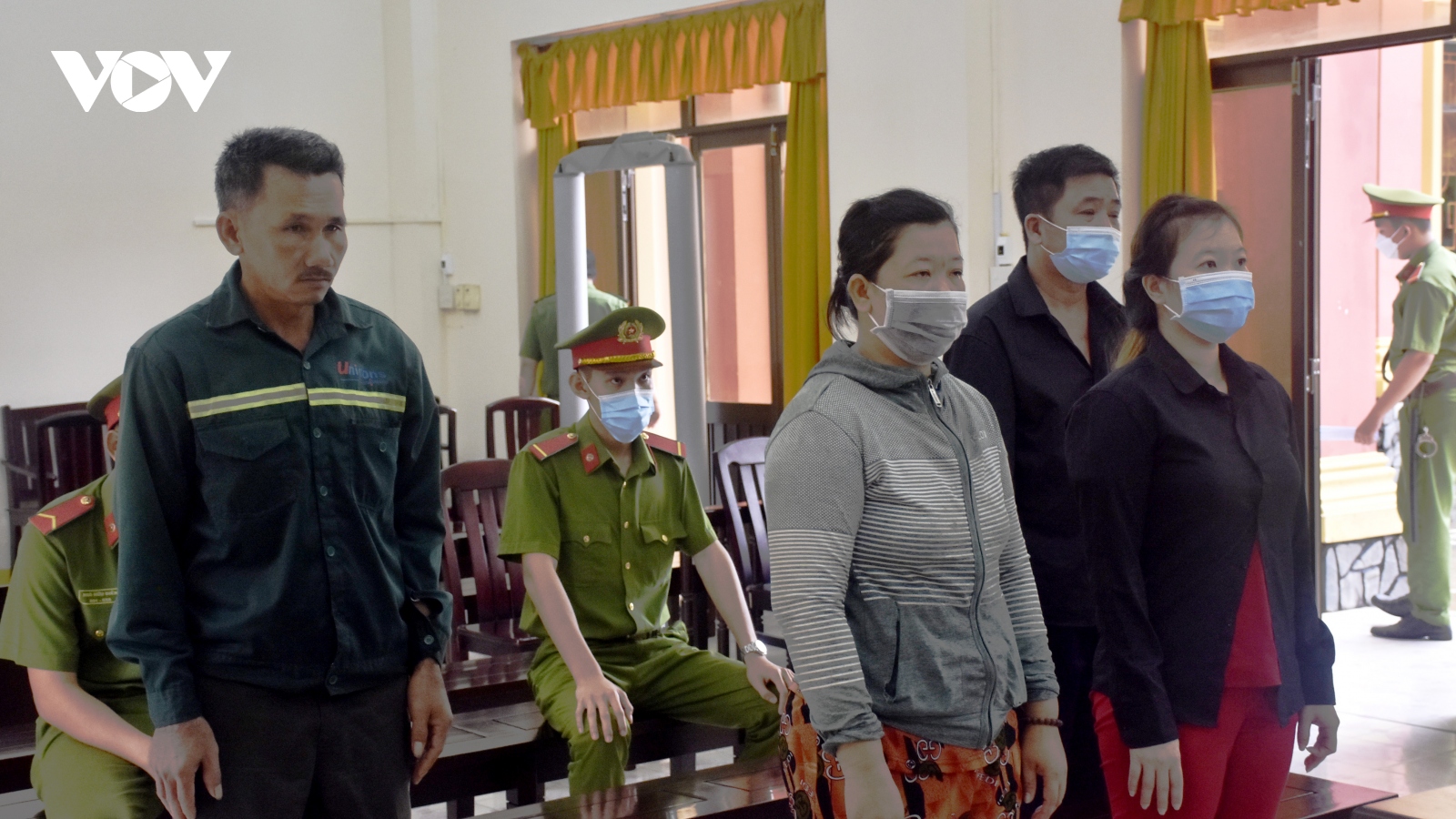 Đưa người vượt biên sang Campuchia lấy vài trăm nghìn: 8 năm tù cho 4 bị cáo