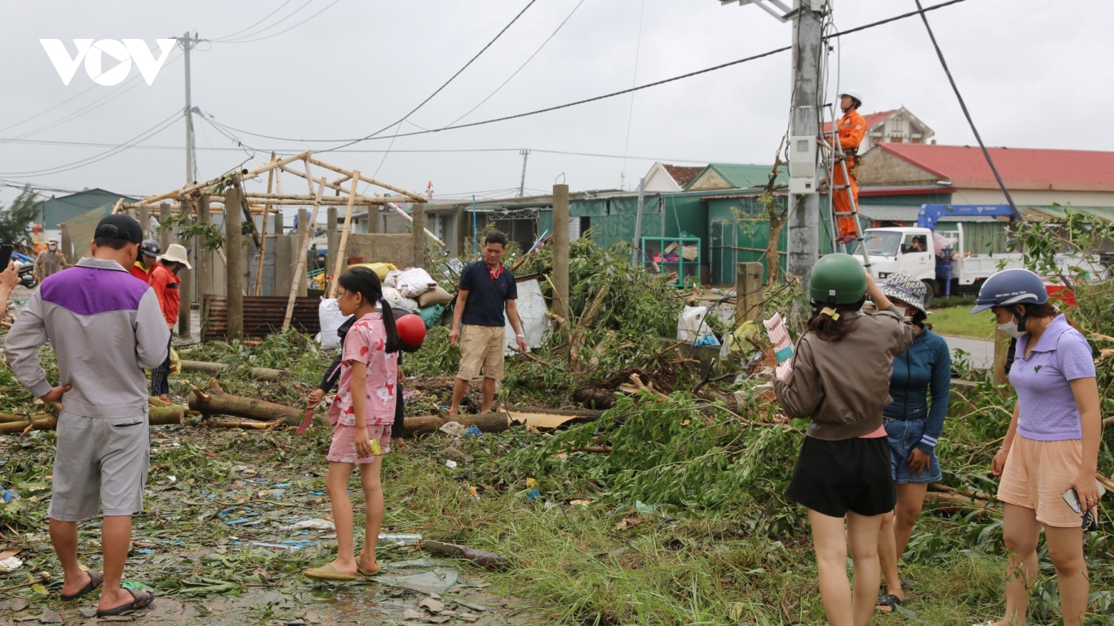 Tìm vàng trong đống đổ nát sau cơn lốc xoáy giúp đỡ nạn nhân tại Quảng Trị