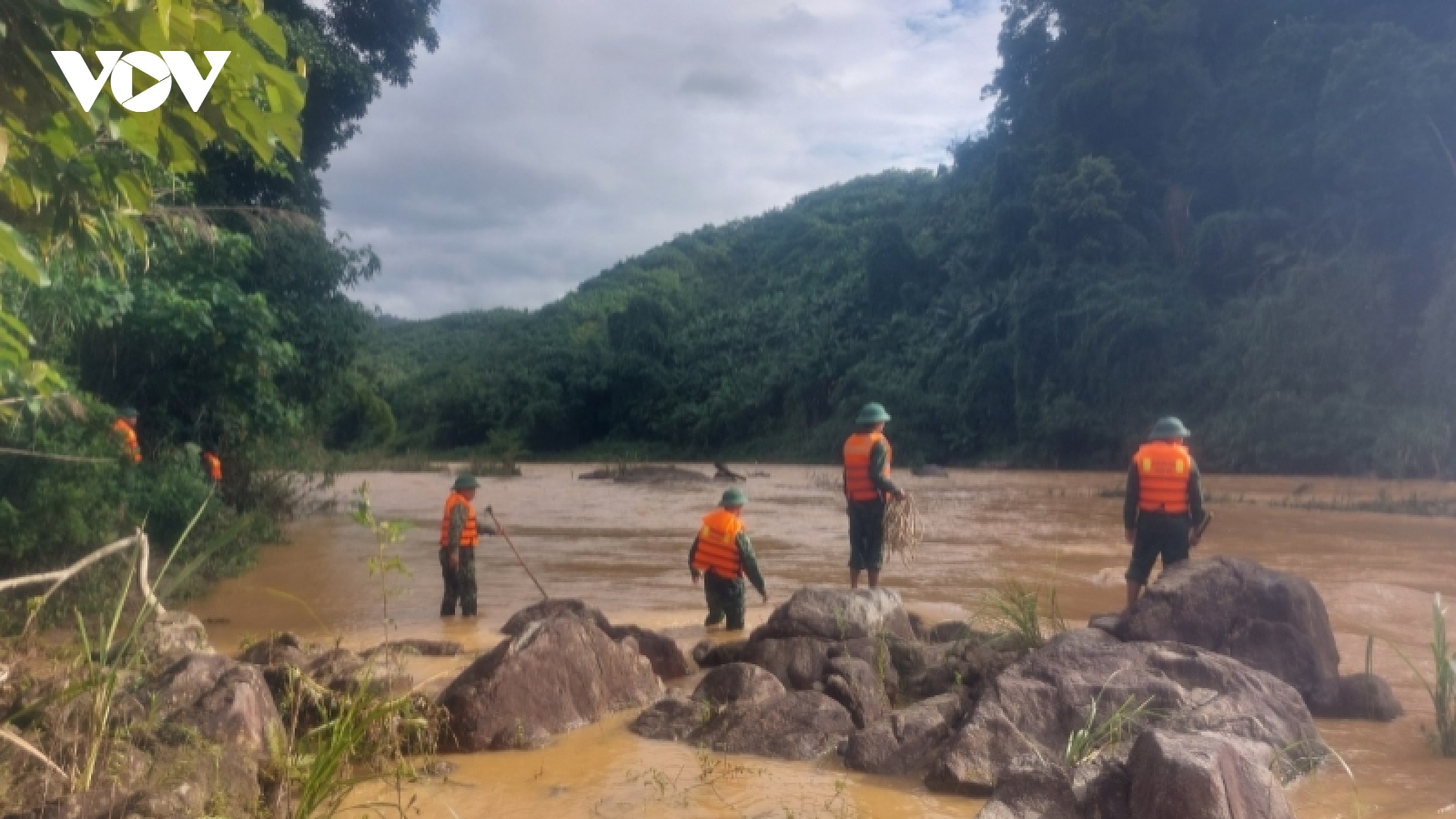 Một người dân bị nước cuốn trôi mất tích khi vượt sông Bung
