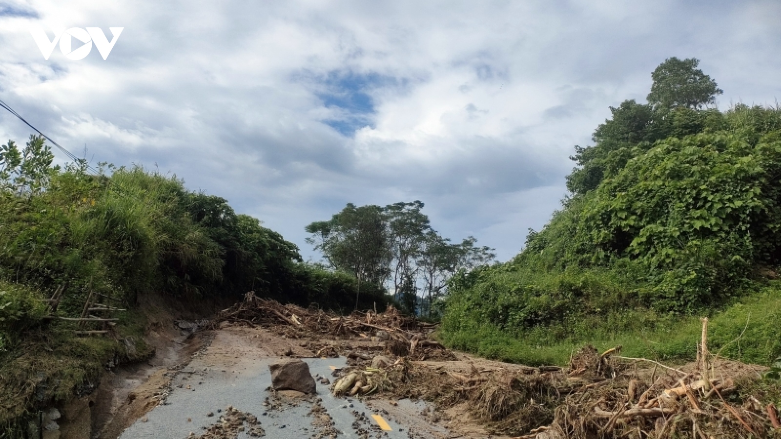 Quảng Nam khắc phục giao thông miền núi sạt lở sau bão số 4