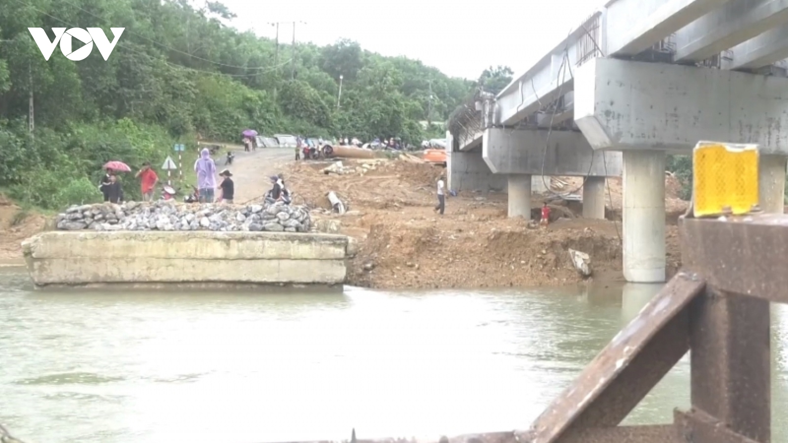 Quảng Trị: Cầu bị lũ cuốn trôi, 6 thôn bị cô lập